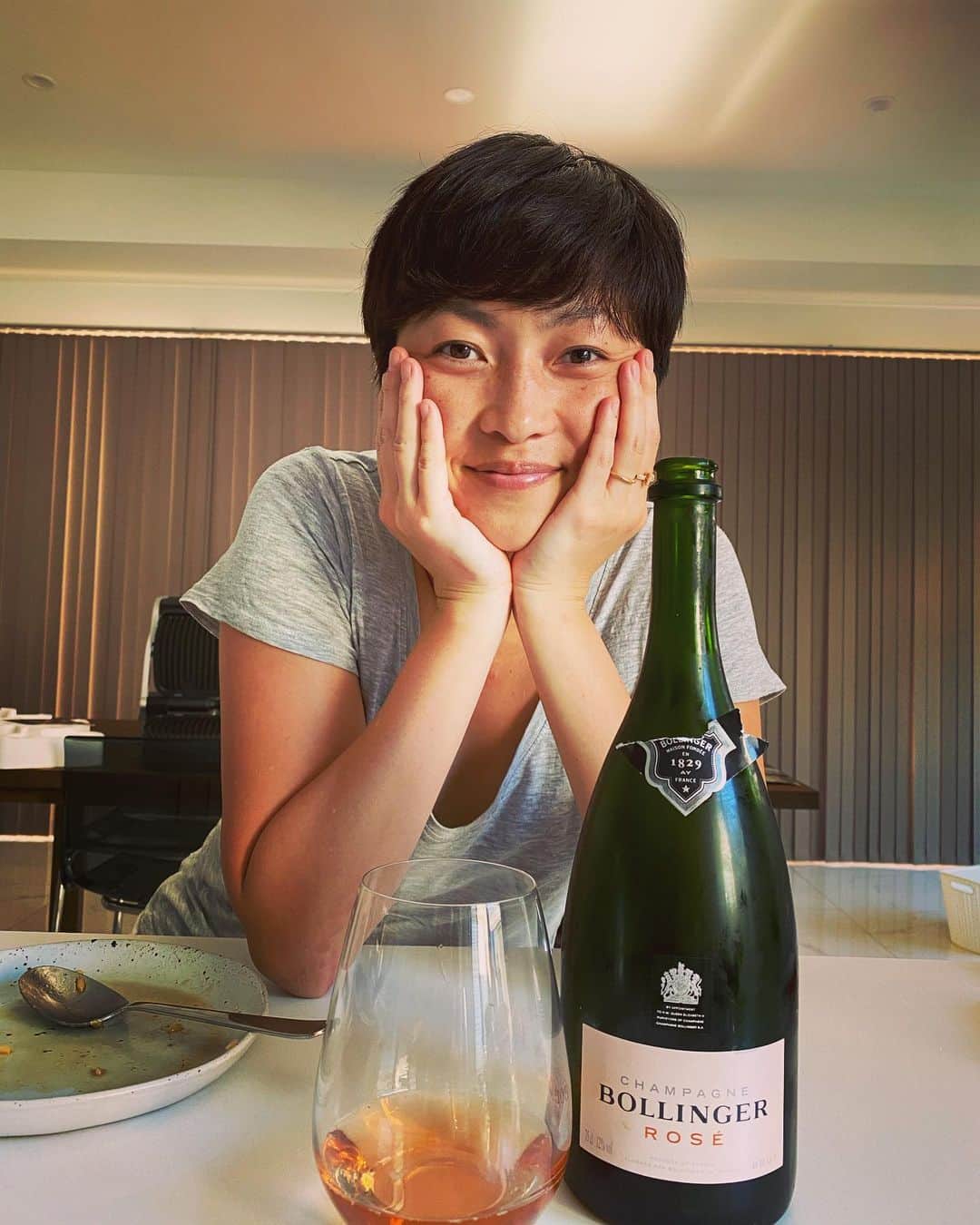 土井雪広のインスタグラム：「本日はパートナーのお誕生日ということで、料理は、枝豆、魚のカルパッチョ、ブイヤベース、ポルチーニリゾット、そしてデザートにチーズケーキという振る舞いを致しました🤓枝豆はネタで。  今年は、コロナの影響で互いに在宅期間が長く、一緒にいる時間が長い分、喧嘩の絶えない一年で、頑固な僕に対してはパートナーから話が通じない宇宙人に認定されかけていますが、些細なお祝いをして、元気を出してもらえればと思います🤩←なんの話や。  皆さんも一緒にコロナで大変な時代ですが、いろんな周りの人達に些細な思いやりを持って、この大変な時代を乗り切りましょう😎毎日笑って過ごせますように😁😁😁  おめでとう🍾  #誕生日  #コロナに負けるな #惚気ではありません」