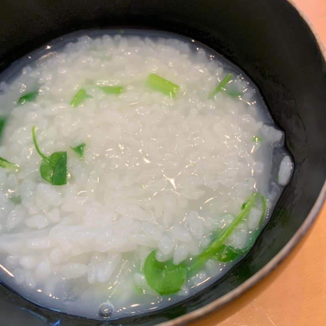 東尾理子さんのインスタグラム写真 - (東尾理子Instagram)「スーパーで思い出し、七草粥を作りました。  無病息災を願って🙏  子供達といただきました😊  #七草粥  #人日の節句 #無病息災 #ご馳走様でした」1月7日 17時11分 - rikohigashio