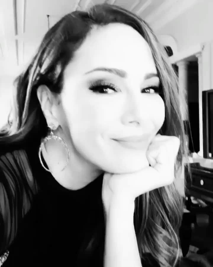 Mine Tugayのインスタグラム：「#tbt 🖤🤍」