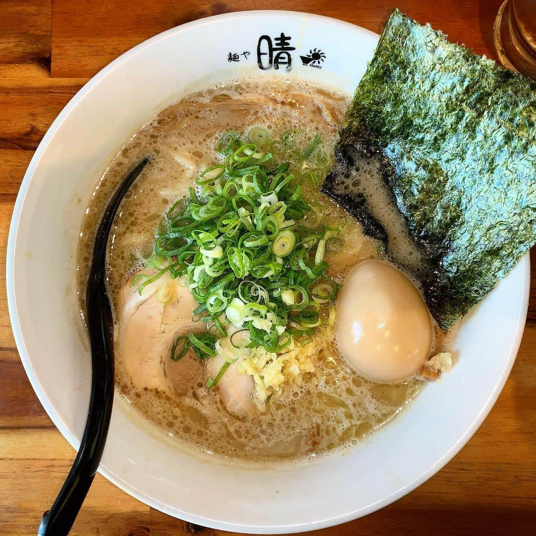 池内万作さんのインスタグラム写真 - (池内万作Instagram)「なんだかトンコツラーメンが食べたくなり妻とそそくさとラーメン屋さんへ。 今日は太麺で。 あー美味しかった。 ごちそうさまでした！ #イケウチ家のグルメ旅」1月7日 17時20分 - mandeshita