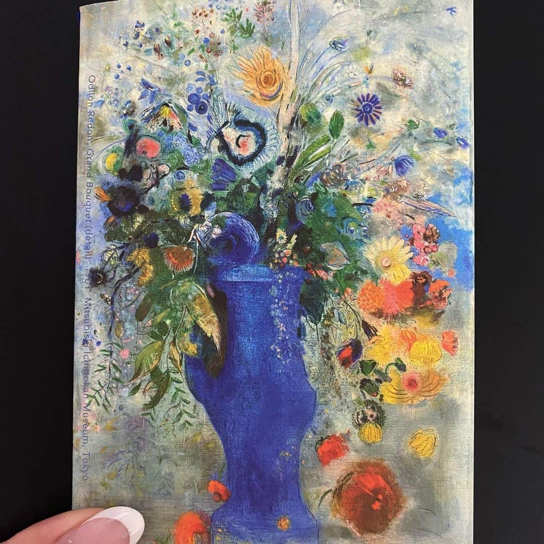 日達舞のインスタグラム：「. #時差投稿  大分前のことですが、ルドン・ロートレック展へ行って来ました！ １枚目は購入品のルドンのグラン・ブーケのメモ帳です📕😊  ルドンは印象派と対照的で、人間の精神やゆめのせかいを描く画家です。初期の〈ルドンの黒〉は主に木炭で描かれた作品群。夏場には明るい日差しと室内の影〈黒〉とのコントラスト描き、外には決して肥沃とは言えない大地が広がります。  これはルドンの故郷 元々農地に適さない地域を開拓し、葡萄が栽培されていたペイルルバードが由来だそうです。  また、アルマン・グラヴォーが導いた動植物の境目の曖昧な世界もルドンの作品の土台となっています。  とにかく、黒、黒、黒で色のない初期の絵から最後のグラン・ブーケは衝撃的でした！しかし、ルドンの絵にはずっと一貫性があるように感じました。だからこそ、とても記憶に残りました。特に独特な人物像や植物的な要素に人顔を織り交ぜた作品がいくつもあって、ミステリアスに印象に残っています。  美術館巡りをおともだちとするのが好きなのですが、三菱一号館の外国風の外観がとても好きで、１番のお気に入りです♥️✨今度は絵画とのタイアップメニューが戴ける、カフェにも行ってみたい😍！念願！  #三菱一号館美術館 #東京駅 #東京 #美術館巡り #ルドンロートレック展 #ルドン #ミス日本 #2021ミス日本ファイナリスト #missjapan #ミスコン #ミスコンファイナリスト」
