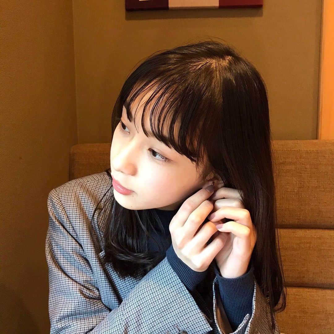 太田雫さんのインスタグラム写真 - (太田雫Instagram)「前に、ななちゃんからいただいた、 liquemのイヤリングをつけてるところです~🤍🍒 ・ ・ 手であまり見えてないけど、どんなコーデにも合うから、お気に入りです❕♡ ・ #ニコラ#太田雫 #イヤリング#earring#liquem#cherry」1月7日 17時22分 - _shizukuota