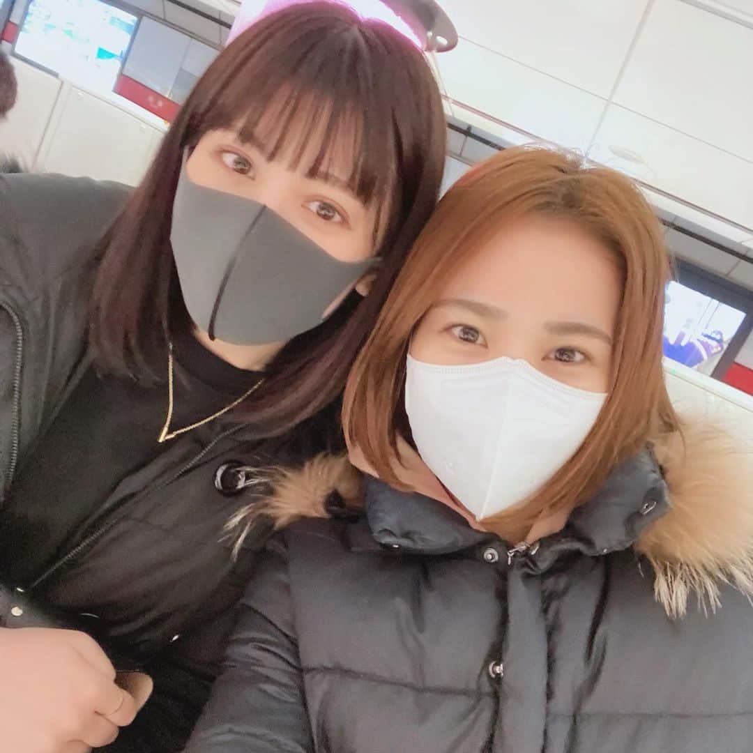梅田えりかさんのインスタグラム写真 - (梅田えりかInstagram)「新年早々一発目にヨガ受けてきたよー🎊🎊🎊  もちろん毎度お馴染みのみく先生 @miku__1222 👏👏そんなミクがプロデュースしたヨガスタジオが銀座にオープンしたよ〜🎉めでたいよね❣️  @studio_atfit_ginza   上のアカウントからレッスンの詳細や予約が出来るから興味ある方はもちろん初心者の方も是非チェックしてみて🥰🥰🥰  今回はこのように写真を撮って分かりやすくポーズの正しい形などを教えてもらえたよ⭐️とても分かりやすくて家でも写真みて出来るから嬉しいっ🥺💓💓💓  マンツーマンレッスンやグループレッスンや難易度レッスンなどカテゴリも沢山あるから自分にあったレッスンを受けることをオススメ🧘‍♀️✨  #アットフィット銀座 #studioatfitginza #銀座ヨガ #銀座一丁目 #ヨガ #ヨガのある暮らし  #yoga  #フィットネス」1月7日 17時33分 - umeeri524