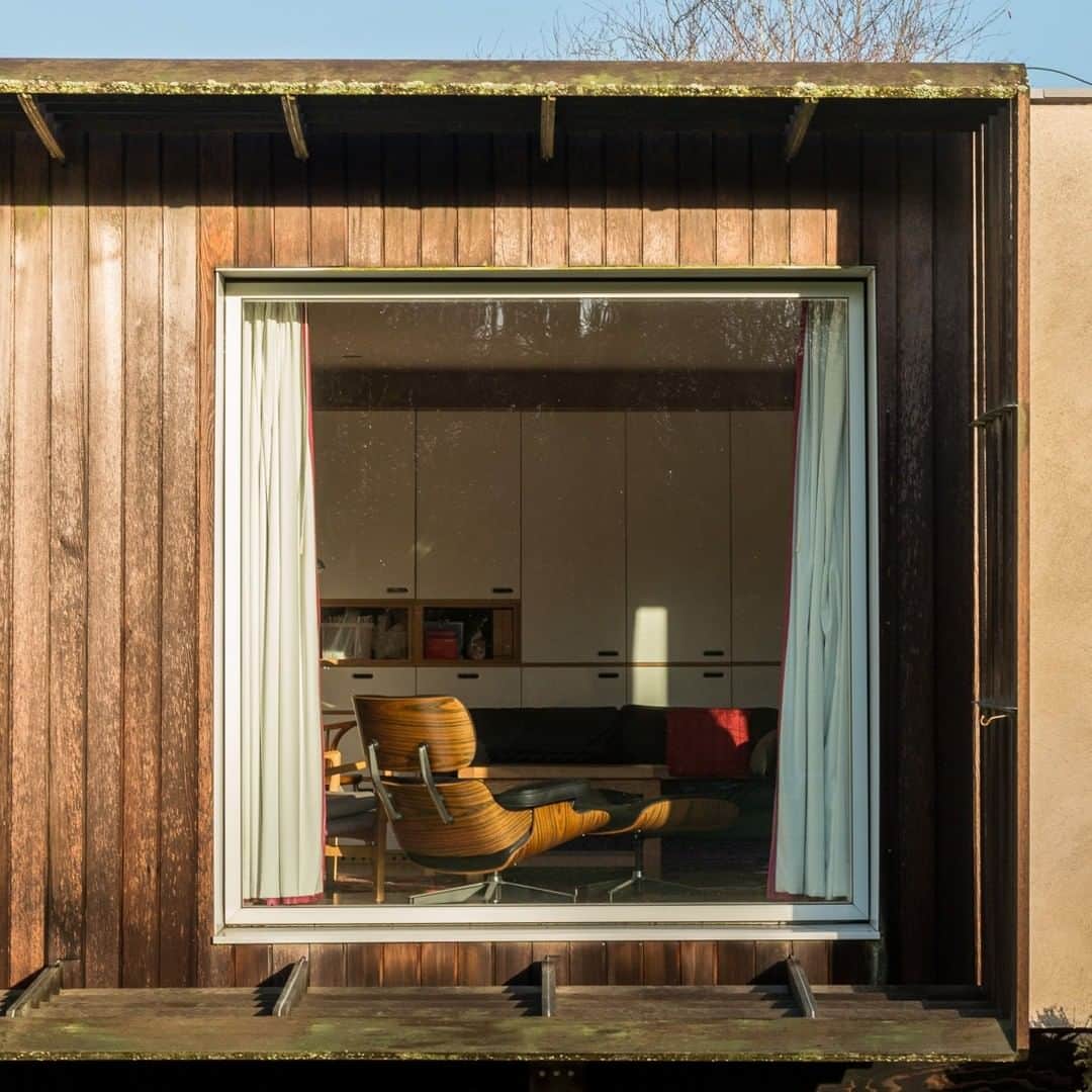 The Modern Houseさんのインスタグラム写真 - (The Modern HouseInstagram)「#forsale Efficiency Elevated: a high-performing contemporary home set within beautifully landscaped grounds in Hertfordshire. Head to our bio to view the sales listing.」1月7日 17時34分 - themodernhouse
