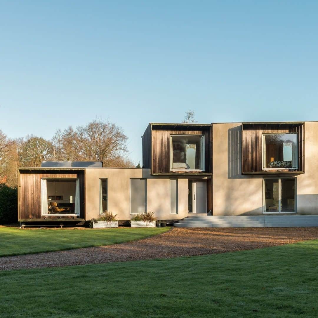 The Modern Houseさんのインスタグラム写真 - (The Modern HouseInstagram)「#forsale Efficiency Elevated: a high-performing contemporary home set within beautifully landscaped grounds in Hertfordshire. Head to our bio to view the sales listing.」1月7日 17時34分 - themodernhouse