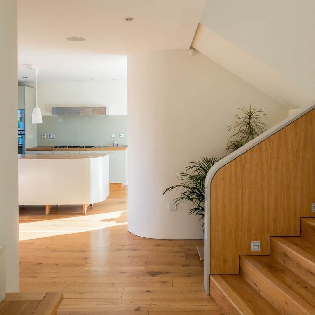 The Modern Houseさんのインスタグラム写真 - (The Modern HouseInstagram)「#forsale Efficiency Elevated: a high-performing contemporary home set within beautifully landscaped grounds in Hertfordshire. Head to our bio to view the sales listing.」1月7日 17時34分 - themodernhouse