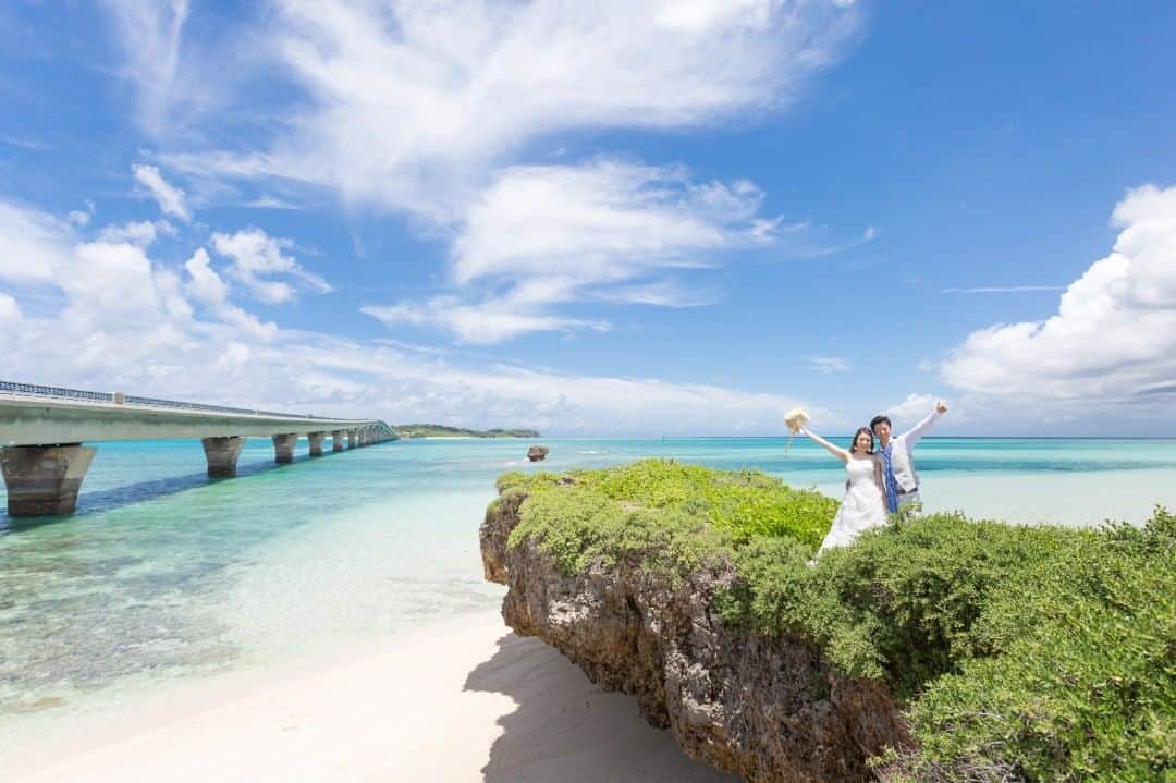 トラッシュ ザ ドレス ウェディング！さんのインスタグラム写真 - (トラッシュ ザ ドレス ウェディング！Instagram)「〔新着記事〕新婚旅行もフォトウェディングもできるおすすめの場所ってどこ？ 新婚旅行とフォトウェディング撮影の国内旅行先として人気ナンバーワンの「沖縄」でのフォトウェディングの撮影スポットと選び方のポイントをご紹介しています♡ ┈┈┈┈┈┈┈┈┈┈┈┈ ▷沖縄ウェディングオンライン https://okinawa-wedding.online/photowedding-guide/honeymoon-and-photoshoot/ 「新婚旅行／沖縄ウェディングオンライン」で検索🔎 ┈┈┈┈┈┈┈┈┈┈┈┈ #沖縄ウェディングオンライン #ウェディングオンライン #沖縄 #トラッシュザドレス #トラッシュザドレスウェディング #新婚旅行  #新婚旅行沖縄 #ハネムーン  #ハネムーンフォト  #ハネムーン沖縄  #沖縄ハネムーン  #沖縄ハネムーンフォト  #ウェディングドレスのまま海に入れる #フォトウェディング #フォトウェディング沖縄 #沖縄フォトウェディング #沖縄ビーチフォト」1月7日 17時34分 - trashthedresswedding