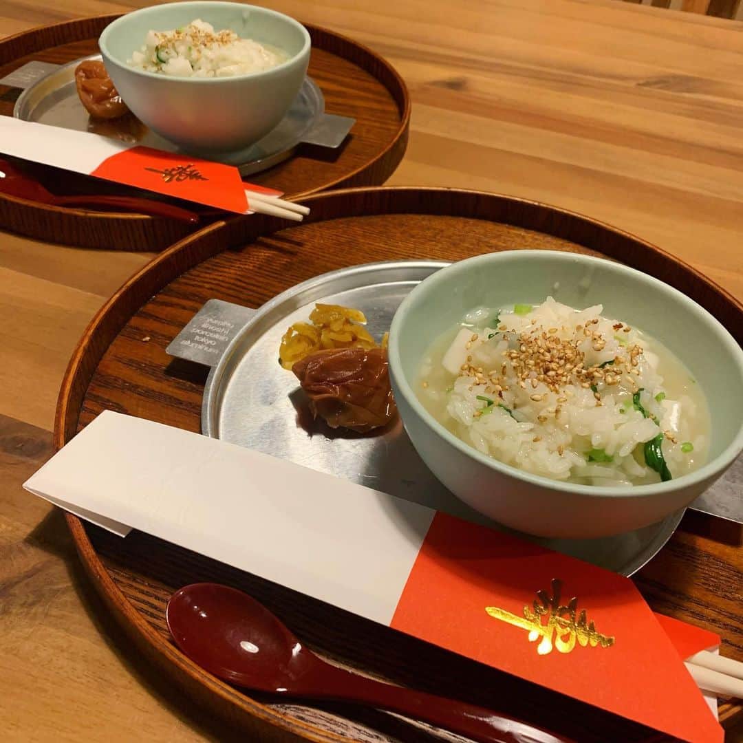 のインスタグラム：「1月7日 七草粥🎍 ☆ お正月食べ過ぎた胃を休める意味もあるみたいだね☺️ ☆ 無病息災😊🙏 ☆ 七草粥のレシピを教えて欲しいって沢山DM貰ってたから我が家の七草粥のざっくりレシピ載せとくね！ご飯にお水ヒタヒタ位入れて、白だし、粉末昆布だし、しいたけとホタテのスープの素、みりん、出汁醤油ほんの少し入れて出来上がり👌 ☆ もう年明け早々先行き不安な事ばかりだけど、踏ん張って頑張らないとね😣 アメリカ大統領もめちゃくちゃ気になるー🧐🧐🧐 ☆ 平和ボケしてる場合じゃないね😔 ☆ #lifestyle#七草粥#無病息災#無病息災を願って #胃を休める#1月7日」