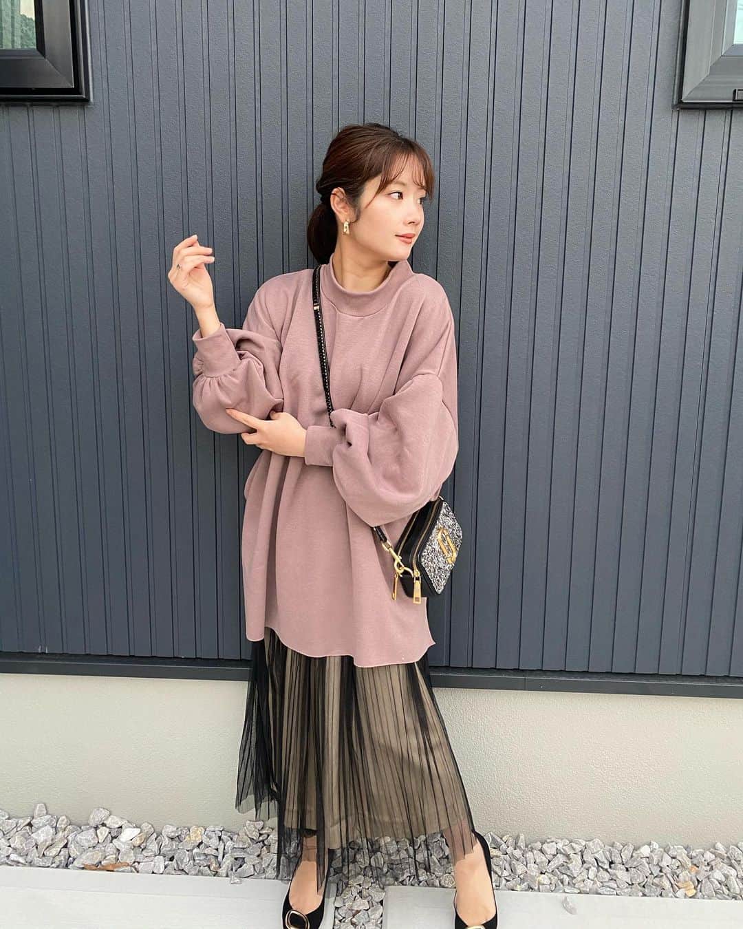 畠中清羅 のインスタグラム：「くすみpinkのトップスに お気に入りのプリーツスカート❤︎  どちらも　@fifth_store   topsは裏起毛になってるから とっても暖かい🥺❤️  skirtは身長152センチの 私でも長くない丈間でいつも丈調整 したりするけどしなくてもちょうど良かった💐  今なら60%OFFクーポンでてたよ❤︎ ぜひチェックしてみてね🥰  #fifth  #fifthtl  #フィフス  #裏起毛オーバーサイズロングスリットプルオーバー #プリーツチュールドッキングサテンスカート #フェミニン#スカート#裏起毛 #低身長コーデ#ママコーデ」