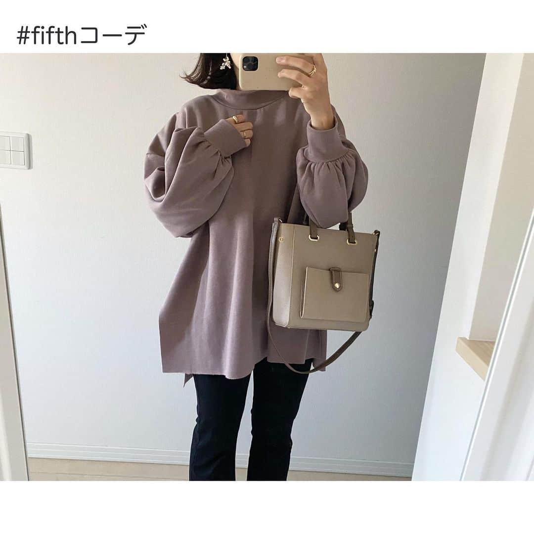 nanaさんのインスタグラム写真 - (nanaInstagram)「* 今日の服☺︎ ※公園だけなので、実際はバッグなし・アクセサリーなし、足元はスニーカーです🤣🙌🏻 そして上にボアのコート🐻 * 本当はこうしたかったという願望のコーデ記録。笑 * * tops : @fifth_store #裏起毛オーバーサイズロングスリットプルオーバー →60%OFFクーポン出てました♡ * 裏起毛最高。 あったかい🙈💕 * * * 昨日は抱っこ紐で公園をハシゴして、肩と腰が死んだので😇 今日はまたいつものようにベビーカーにしました👶🏻 * 抱っこ紐だと動きやすいし楽だけど肩と腰がツライ… ベビーカーだと体は楽だけど準備が面倒＋公園で息子置いてけぼりになりがちw * どっちもどっち😇笑 * * * #fifth #fifthtl #フィフス #カジュアル #160cm以上コーデ #スウェット #裏起毛 #ママコーデ」1月7日 17時39分 - nana7_photo