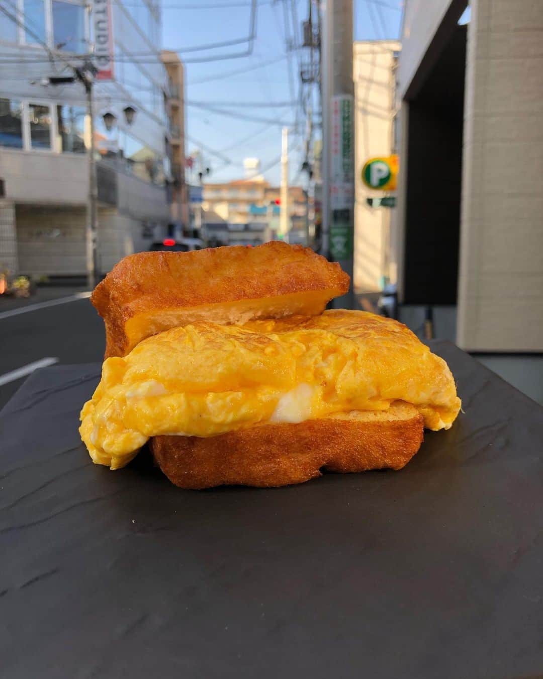 Coffee & Toast Tokyoさんのインスタグラム写真 - (Coffee & Toast TokyoInstagram)「The Omelette ぱん！ 🤍💛🤍💛🤍💛  たまごサンドを作るつもりが、 いつのまにか、オムレツ作ってました（笑）ということで、軌道修正。作ったオムレツをふわふわたまごパンにサンドして、オムレツパン！  ふわふわのオムレツとふわふわの揚げたまごパン、優しい味わいのたまご尽くしのサンドイッチが完成しました😋😋😋  ⚠️⚠️⚠️ 明日、1月8日(金)は、 仕込みのため、店休となります。 ご予定いただいていた方には、 申し訳ないです。 ⚠️⚠️⚠️  #トースト  #トーストアレンジ #食パンアレンジ  #食パン  #世田谷カフェ  #東京パン屋  #パンスタグラム  #吐司  #paingrillé  #torrada #toast  #toasttuesday  #tostadas  #東京カフェ  #三軒茶屋カフェ #カフェ  #photooftheday  #三軒茶屋  #food #たまご  #たまごサンド  #eggsandwich  #オムレツ  #omelette  #揚げパン  #サンドイッチ  #eggs」1月7日 17時53分 - coffeetoast2