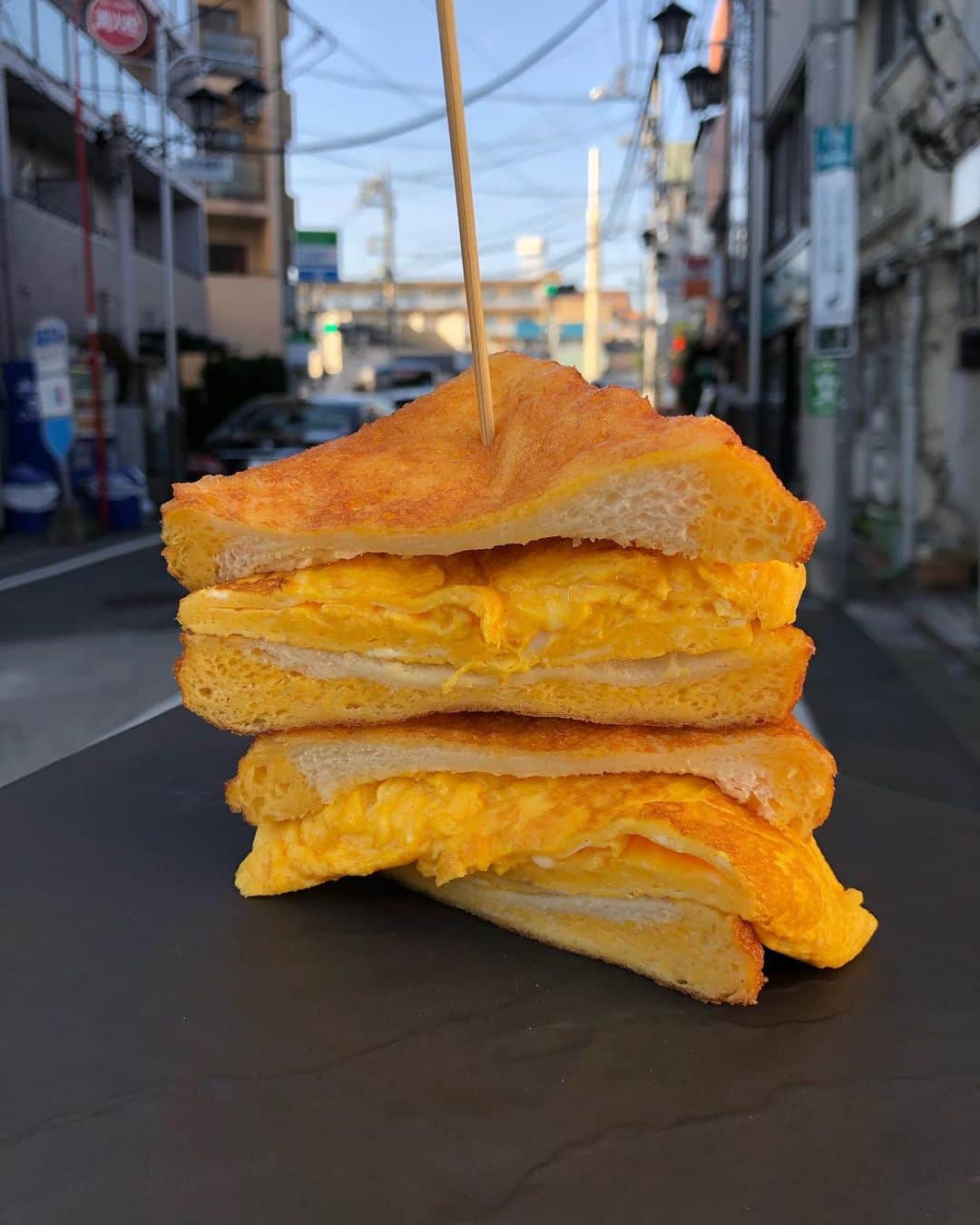 Coffee & Toast Tokyoさんのインスタグラム写真 - (Coffee & Toast TokyoInstagram)「The Omelette ぱん！ 🤍💛🤍💛🤍💛  たまごサンドを作るつもりが、 いつのまにか、オムレツ作ってました（笑）ということで、軌道修正。作ったオムレツをふわふわたまごパンにサンドして、オムレツパン！  ふわふわのオムレツとふわふわの揚げたまごパン、優しい味わいのたまご尽くしのサンドイッチが完成しました😋😋😋  ⚠️⚠️⚠️ 明日、1月8日(金)は、 仕込みのため、店休となります。 ご予定いただいていた方には、 申し訳ないです。 ⚠️⚠️⚠️  #トースト  #トーストアレンジ #食パンアレンジ  #食パン  #世田谷カフェ  #東京パン屋  #パンスタグラム  #吐司  #paingrillé  #torrada #toast  #toasttuesday  #tostadas  #東京カフェ  #三軒茶屋カフェ #カフェ  #photooftheday  #三軒茶屋  #food #たまご  #たまごサンド  #eggsandwich  #オムレツ  #omelette  #揚げパン  #サンドイッチ  #eggs」1月7日 17時53分 - coffeetoast2