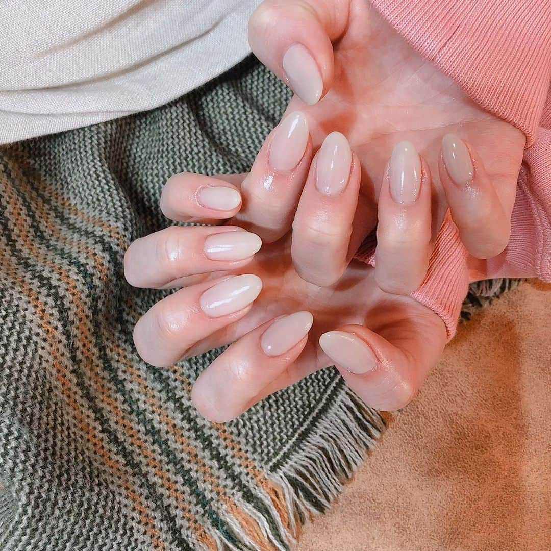 あきのインスタグラム：「. ちゅるんってしたワンカラーすき😚 #nail」