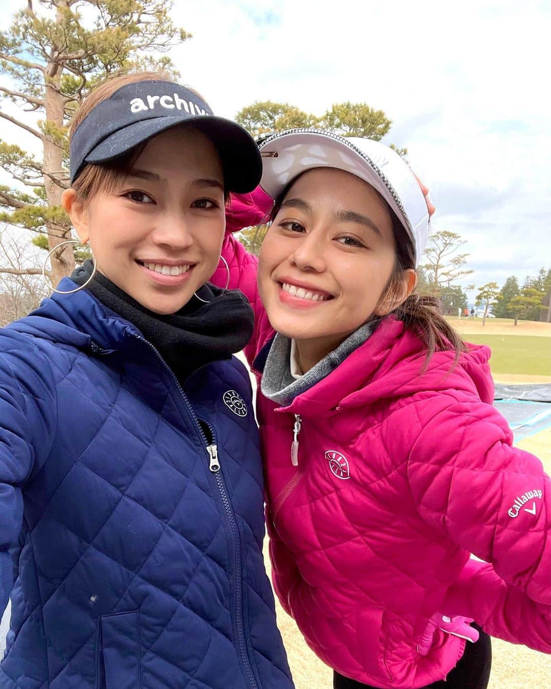 紺野ゆりのインスタグラム：「❄️ 本格的に寒くなってきましたね‼︎ 1-3月はラウンドより練習やレッスン多めにする予定なんだけど、 このキャロウェイのダウン、めっちゃ着やすいからおすすめです😍✨ てか、またウェアが被った❣️ すごくないですか？笑 今度は葉月ちゃんと🥰 今まで動きにくいからダウンベスト が多かったけど、このダウンは伸びがすごくて全然普通に振れる😍 あとはゼロフィットの#速暖 で、完璧🙆‍♀️❄️  #yurigolf🦋 #golf#golfwear#冬ゴルフ #ゴルフウェア#ゴルフコーデ#ゴルフ女子#golfswing#ゴルフスイング#キャロウェイアパレル#キャロウェイ#キャロウェイゴルフ#ゼロフィット」