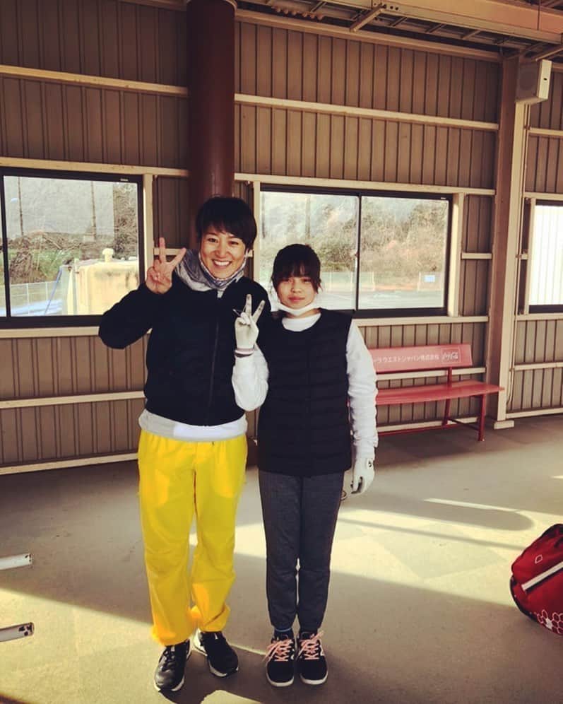 藤本麻子のインスタグラム：「. インスタライブでいつかラウンドしよう❗️と 約束していた、同じ岡山県出身の はるちゃんと一緒に練習しました✌🏻😎⛳️ まだゴルフ始めて１年くらいなのに びっくりするくらい、ブチうまい😳👍🏻 いや〜、教えてくれ〜逆に🤣❗️って感じだったわー😂✌🏻 それにしてもえぇ刺激もらったけん 私もがんばるぞー😎🔥👍🏻」