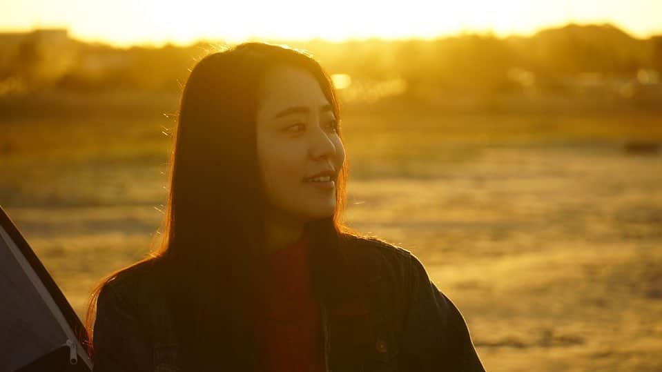 伴優香のインスタグラム：「﻿ ﻿ #アリスの住人﻿ #オフショット﻿ ﻿ みんな笑顔で乗り越えようね☺︎﻿ ﻿ #portrait #被写体 #夕日 #海  #コロナウイルスが早く終息しますように」