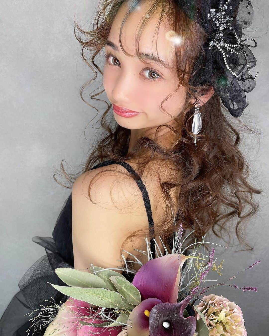 堀井大輔のインスタグラム：「・ ・ L画角が可愛く見える。 このバランスで毎回撮影してます🙌 ・ みるくちゃんの話は面白いwww 2月もネタ持ってきてくれるかな笑 また、よろしくお願いします☺️🙏 ・ ・ 𝑚𝑜𝑑𝑒𝑙 @m.___milk  ℎ𝑎𝑖𝑟/𝑝ℎ𝑜𝑡𝑜 @daisuke_5511  ℎ𝑎𝑖𝑟 𝑎𝑐𝑐𝑒𝑠𝑠𝑜𝑟𝑦 @laralaura73  𝑒𝑎𝑟𝑟𝑖𝑛𝑔 @mari_ca27  𝑏𝑜𝑢𝑞𝑢𝑒𝑡 @bebu_flower  ・ ・ #クラウンヘアー#天白区#名古屋 #名古屋美容師 #美容師 #ヘアセット#セット#ヘアアレンジ #プレ花嫁 #作品撮り #ウェディングドレス #ホリーマジック #ホリージョ撮影 #ホリージョ #2021秋婚 #2021春婚 #2021夏婚 #全国のプレ花嫁さんと繋がりたい #ウェディングニュース #コテ巻き #巻き髪 #ゼクシィ2021 #アップスタイル #まとめ髪 #おだんご #編みおろし #Dressy花嫁 #プラコレ ￼ 	◦」