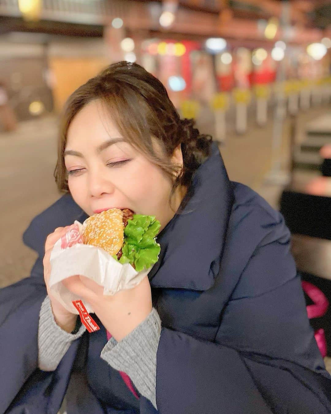 桃果愛さんのインスタグラム写真 - (桃果愛Instagram)「🤍  🤍﻿ ﻿ 今日は七草粥の日ですね🍃﻿ 夜はお粥にしようと思います😊﻿ ﻿ お正月のお着物postもラスト！﻿ ﻿ お着物でのYouTube撮影のあと﻿ ドムドムバーガー @domdomhamburger ﻿ が浅草にあったので﻿ ﻿ ずっと食べたかったコチラを食べました！﻿ カニが丸ごとサンドされたカニバーガー🦀🦀﻿ ﻿ 甘辛ダレでとっても美味しかったです🥰﻿ ﻿ YouTubeでもこれ撮影すればよかった〜﻿ バッテリー切れちゃったんだよな🥺﻿ ﻿ さて、明日からまた食事管理しっかりしよう🍑✨﻿ ﻿ ﻿ ﻿ １枚目のお写真は﻿ #浅草よろず茶屋のおみやげ屋 さん🌼にて﻿ @yorozu444_038 ﻿ ﻿ お着物は﻿ #浅草着物レンタル小桃 さん👘﻿ @asakusa_komomo ﻿ ﻿ 小桃さんのプラスサイズアカウントが出来たよ👘﻿ #komomoplus﻿ @komomo_pchan  ←フォローまだの方はフォローしてね♡ ﻿ ﻿ ﻿ ﻿ #自分を愛してhappyに ﻿ #aimomoka💋 ﻿ ﻿ ﻿ ﻿ ﻿ ﻿ ﻿ #浅草 #浅草着物レンタル小桃 #着物レンタル #着物女子 #着物デート #着物コーデ #着物モデル #プラスサイズ #和服コーデ #ぽっちゃりコーデ #ぽっちゃりモデル #浅草食べ歩き #浅草グルメ #kimonostyle #plussizemodel #plussizewomen #currygram #pobo #psootd #kimonofashion #plussizefashion #plussizekimono #komomoplus」1月7日 18時01分 - ai_momoka.plussizemodel