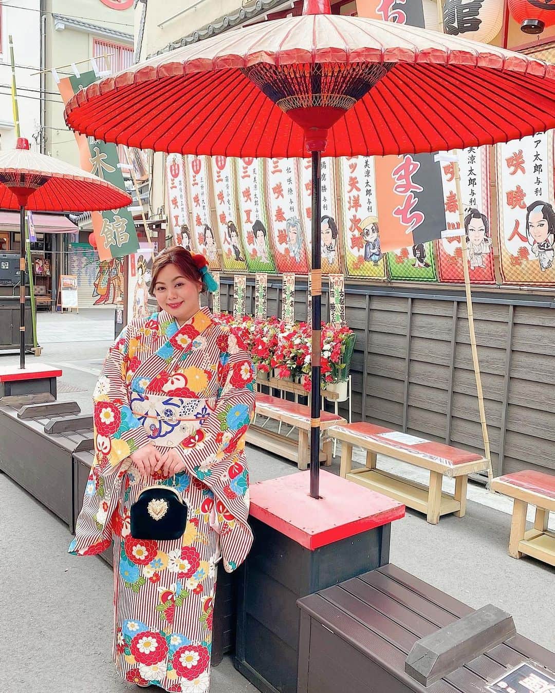 桃果愛さんのインスタグラム写真 - (桃果愛Instagram)「🤍  🤍﻿ ﻿ 今日は七草粥の日ですね🍃﻿ 夜はお粥にしようと思います😊﻿ ﻿ お正月のお着物postもラスト！﻿ ﻿ お着物でのYouTube撮影のあと﻿ ドムドムバーガー @domdomhamburger ﻿ が浅草にあったので﻿ ﻿ ずっと食べたかったコチラを食べました！﻿ カニが丸ごとサンドされたカニバーガー🦀🦀﻿ ﻿ 甘辛ダレでとっても美味しかったです🥰﻿ ﻿ YouTubeでもこれ撮影すればよかった〜﻿ バッテリー切れちゃったんだよな🥺﻿ ﻿ さて、明日からまた食事管理しっかりしよう🍑✨﻿ ﻿ ﻿ ﻿ １枚目のお写真は﻿ #浅草よろず茶屋のおみやげ屋 さん🌼にて﻿ @yorozu444_038 ﻿ ﻿ お着物は﻿ #浅草着物レンタル小桃 さん👘﻿ @asakusa_komomo ﻿ ﻿ 小桃さんのプラスサイズアカウントが出来たよ👘﻿ #komomoplus﻿ @komomo_pchan  ←フォローまだの方はフォローしてね♡ ﻿ ﻿ ﻿ ﻿ #自分を愛してhappyに ﻿ #aimomoka💋 ﻿ ﻿ ﻿ ﻿ ﻿ ﻿ ﻿ #浅草 #浅草着物レンタル小桃 #着物レンタル #着物女子 #着物デート #着物コーデ #着物モデル #プラスサイズ #和服コーデ #ぽっちゃりコーデ #ぽっちゃりモデル #浅草食べ歩き #浅草グルメ #kimonostyle #plussizemodel #plussizewomen #currygram #pobo #psootd #kimonofashion #plussizefashion #plussizekimono #komomoplus」1月7日 18時01分 - ai_momoka.plussizemodel