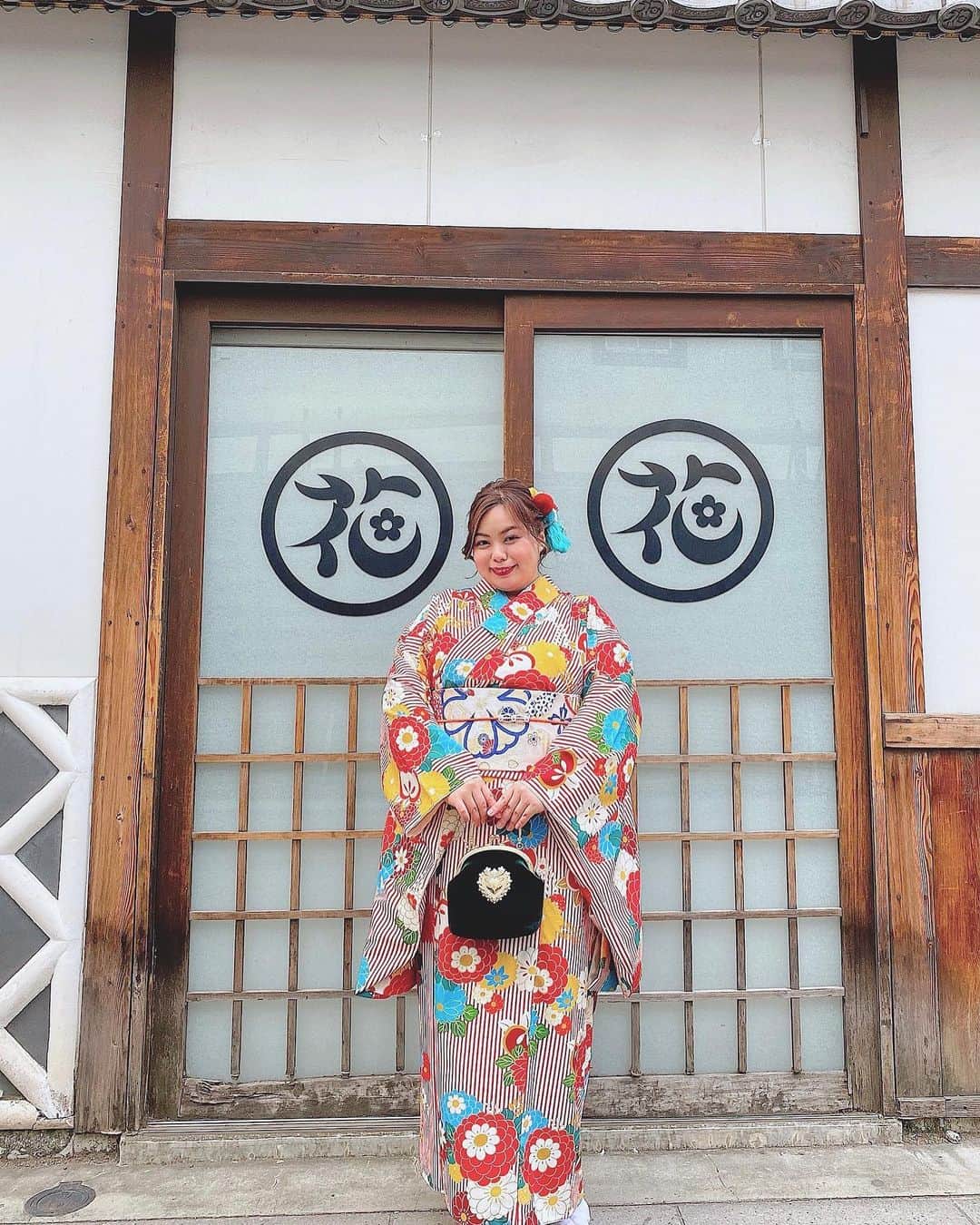 桃果愛さんのインスタグラム写真 - (桃果愛Instagram)「🤍  🤍﻿ ﻿ 今日は七草粥の日ですね🍃﻿ 夜はお粥にしようと思います😊﻿ ﻿ お正月のお着物postもラスト！﻿ ﻿ お着物でのYouTube撮影のあと﻿ ドムドムバーガー @domdomhamburger ﻿ が浅草にあったので﻿ ﻿ ずっと食べたかったコチラを食べました！﻿ カニが丸ごとサンドされたカニバーガー🦀🦀﻿ ﻿ 甘辛ダレでとっても美味しかったです🥰﻿ ﻿ YouTubeでもこれ撮影すればよかった〜﻿ バッテリー切れちゃったんだよな🥺﻿ ﻿ さて、明日からまた食事管理しっかりしよう🍑✨﻿ ﻿ ﻿ ﻿ １枚目のお写真は﻿ #浅草よろず茶屋のおみやげ屋 さん🌼にて﻿ @yorozu444_038 ﻿ ﻿ お着物は﻿ #浅草着物レンタル小桃 さん👘﻿ @asakusa_komomo ﻿ ﻿ 小桃さんのプラスサイズアカウントが出来たよ👘﻿ #komomoplus﻿ @komomo_pchan  ←フォローまだの方はフォローしてね♡ ﻿ ﻿ ﻿ ﻿ #自分を愛してhappyに ﻿ #aimomoka💋 ﻿ ﻿ ﻿ ﻿ ﻿ ﻿ ﻿ #浅草 #浅草着物レンタル小桃 #着物レンタル #着物女子 #着物デート #着物コーデ #着物モデル #プラスサイズ #和服コーデ #ぽっちゃりコーデ #ぽっちゃりモデル #浅草食べ歩き #浅草グルメ #kimonostyle #plussizemodel #plussizewomen #currygram #pobo #psootd #kimonofashion #plussizefashion #plussizekimono #komomoplus」1月7日 18時01分 - ai_momoka.plussizemodel