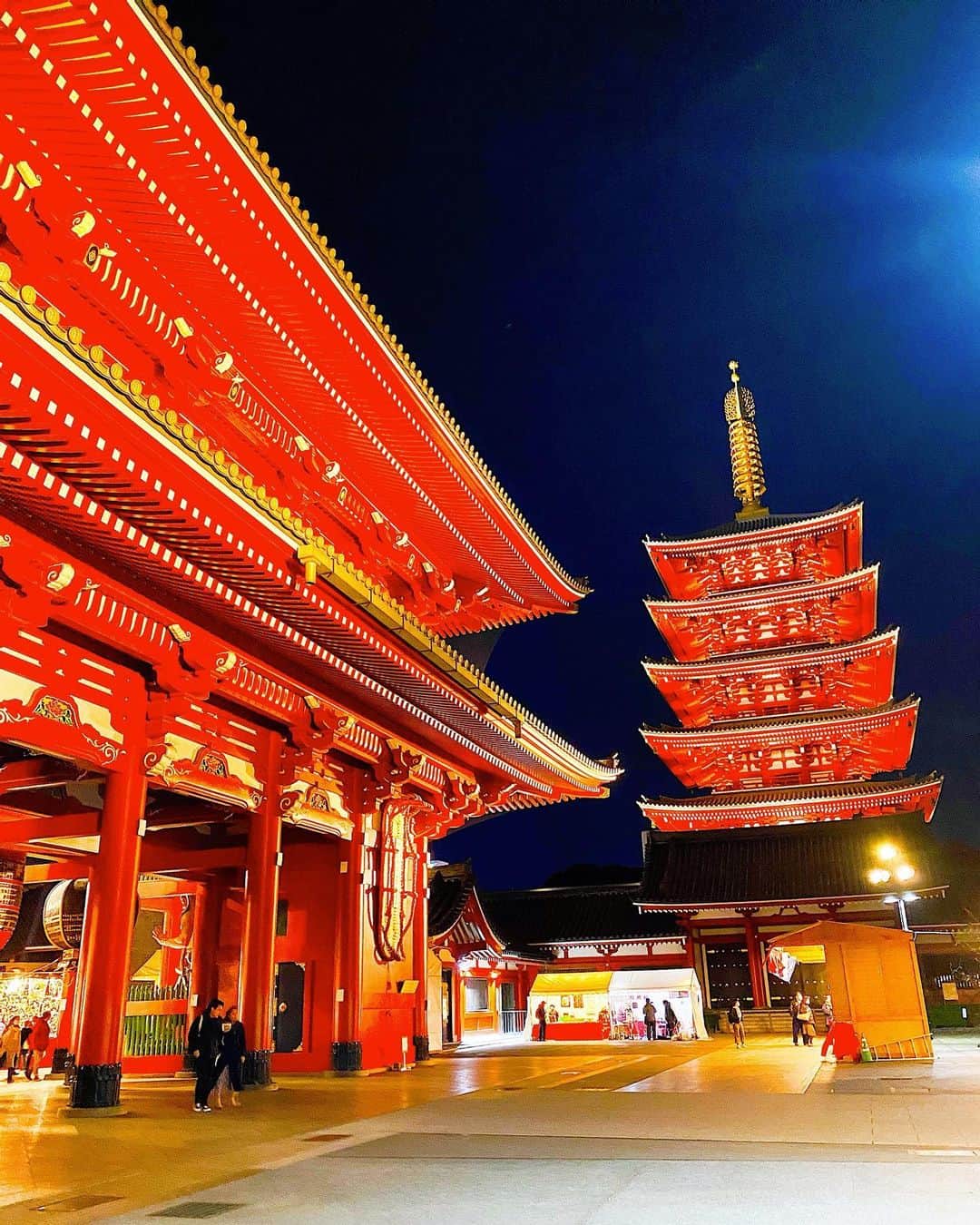 桃果愛さんのインスタグラム写真 - (桃果愛Instagram)「🤍  🤍﻿ ﻿ 今日は七草粥の日ですね🍃﻿ 夜はお粥にしようと思います😊﻿ ﻿ お正月のお着物postもラスト！﻿ ﻿ お着物でのYouTube撮影のあと﻿ ドムドムバーガー @domdomhamburger ﻿ が浅草にあったので﻿ ﻿ ずっと食べたかったコチラを食べました！﻿ カニが丸ごとサンドされたカニバーガー🦀🦀﻿ ﻿ 甘辛ダレでとっても美味しかったです🥰﻿ ﻿ YouTubeでもこれ撮影すればよかった〜﻿ バッテリー切れちゃったんだよな🥺﻿ ﻿ さて、明日からまた食事管理しっかりしよう🍑✨﻿ ﻿ ﻿ ﻿ １枚目のお写真は﻿ #浅草よろず茶屋のおみやげ屋 さん🌼にて﻿ @yorozu444_038 ﻿ ﻿ お着物は﻿ #浅草着物レンタル小桃 さん👘﻿ @asakusa_komomo ﻿ ﻿ 小桃さんのプラスサイズアカウントが出来たよ👘﻿ #komomoplus﻿ @komomo_pchan  ←フォローまだの方はフォローしてね♡ ﻿ ﻿ ﻿ ﻿ #自分を愛してhappyに ﻿ #aimomoka💋 ﻿ ﻿ ﻿ ﻿ ﻿ ﻿ ﻿ #浅草 #浅草着物レンタル小桃 #着物レンタル #着物女子 #着物デート #着物コーデ #着物モデル #プラスサイズ #和服コーデ #ぽっちゃりコーデ #ぽっちゃりモデル #浅草食べ歩き #浅草グルメ #kimonostyle #plussizemodel #plussizewomen #currygram #pobo #psootd #kimonofashion #plussizefashion #plussizekimono #komomoplus」1月7日 18時01分 - ai_momoka.plussizemodel
