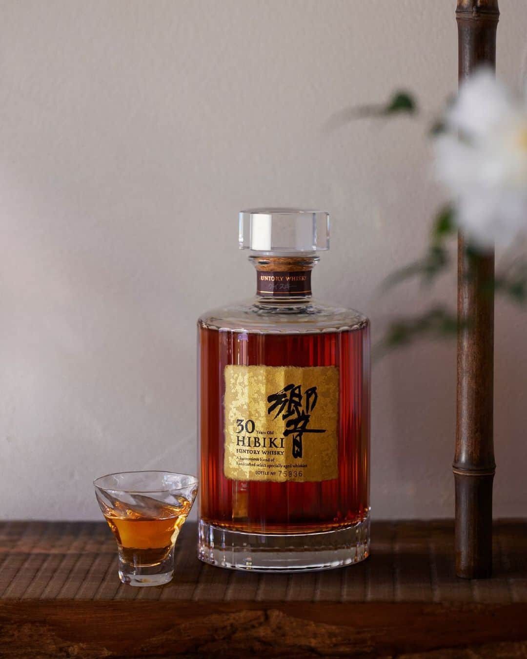 響 | SUNTORY WHISKY HIBIKIさんのインスタグラム写真 - (響 | SUNTORY WHISKY HIBIKIInstagram)「. HIBIKI TIME　～二十四節気・小寒～  小さな盃に注ぐ祝いの一杯は「響30年」 Pour HIBIKI 30 Years Old into a small glass to celebrate the New Year.  #hibiki #響 #二十四節気 #24seasons #小寒 #shokan #正月 #newyear #冬 #winter #withnature #祝い酒 #celebrationwhisky #酒盃 #whiskystraight #whiskyneat #glass」1月7日 18時01分 - suntorywhisky_hibiki