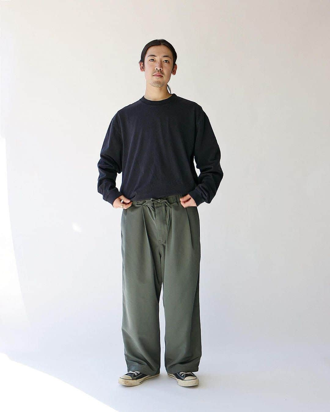 JOURNAL STANDARD relumeさんのインスタグラム写真 - (JOURNAL STANDARD relumeInstagram)「【RELUME CALIFORNIA GANG SLACKS】 ﻿ JOURNAL STANDARD relume メンズスタッフのアイデアから生まれたワイドパンツ！﻿ ﻿ アメリカ西海岸のギャングをイメージしたワイドスラックス。﻿ ﻿ ドカっとしたシルエットにタックが入り、"不良っぽい”ルーズなシルエットながら、トップスとのバランスが併せやすい有能アイテム。﻿ ﻿ 化繊のさらっと軽い素材で軽快さをプラス！﻿ ﻿ 品番：20030464025040﻿ ￥8,580税込﻿ ﻿ #slacks﻿ #gangslacks﻿ #widepants﻿ #wideslacks﻿ #relumecalifornia﻿ #relume﻿ #journalstandardrelume﻿ #レリューム﻿ #relume_casual」1月7日 17時55分 - js_relume