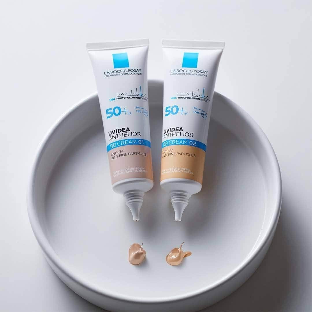 LA ROCHE-POSAY JAPAN ラロッシュポゼのインスタグラム：「＼ PM2.5を含む大気中微粒子から肌を守るBBクリーム ／  紫外線や、PM2.5・花粉から敏感肌を守るBBクリーム #UVイデアXLプロテクションBB  ロングUVA防御テクノロジーを採用しており、紫外線からしっかり肌を守る。 さらに、紫外線や大気中物質の付着から肌を守り、すこやかに整えます。  勿論、シミや色むらなど肌の気になる部分もしっかりカバー。 ツヤのある、自然で明るい印象に仕上がります💐  是非、当アカウントのプロフィール欄に記載のURLより HPで使用者のお声もチェックしてみてくださいね。  今ならラロッシュポゼの商品を6000円（税込）以上ご購入で、 トーンアップ UVお試しサイズ（3mL）を２色プレゼント🎁 是非、この機会にお試しくださいね。  UVイデア XL プロテクションBB 30mL 3,740円（税込） 01：ライト　透明感のある仕上がり 02：ナチュラル　健康的で自然な仕上がり　  今日から18(月) 9:59AMまで、全品送料無料！この機会にぜひお試しください 😘   #ラロッシュポゼ #larocheposay #トーンアップUV派 #BBクリーム #乾燥肌 #敏感肌 #敏感肌対策 #スキンケア #低刺激 #敏感肌コスメ #置き画  #基礎化粧品 #化粧下地 #シミ対策 #紫外線対策 #ライフスタイル #コスメマニア #コスメ購入品 #おすすめコスメ #コスメ好きさんと繋がりたい #コスメ紹介 #コスメレポ #ツヤ肌 #コスメ好き #コスメレビュー #スキンケアマニア #冬メイク #花粉 #花粉対策」