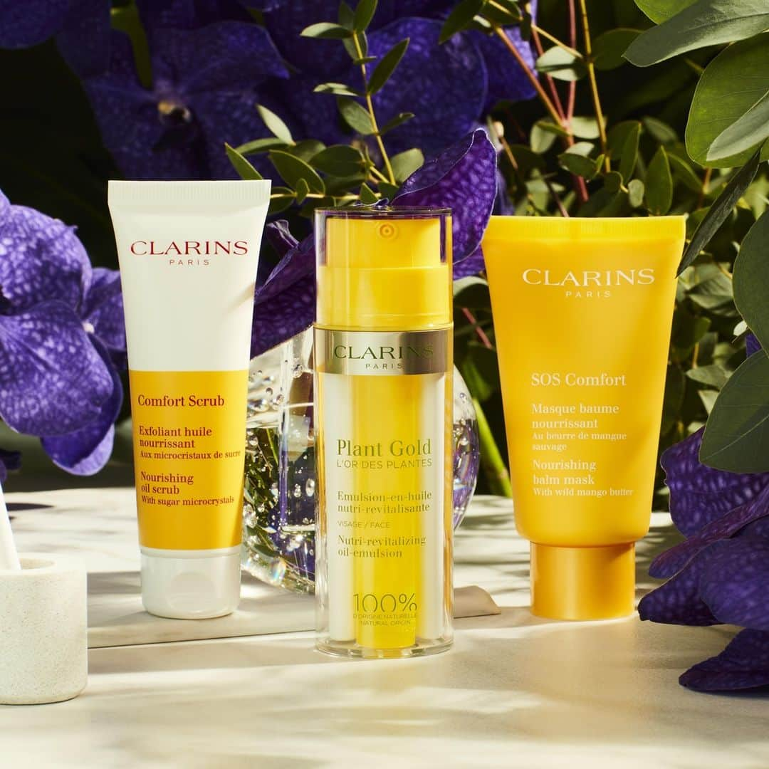 Clarins Franceさんのインスタグラム写真 - (Clarins FranceInstagram)「Parce que votre peau mérite aussi une détox après les fêtes, offrez-lui les meilleurs ingrédients avec ce rituel beauté : ⁣ 💛 Les micro-cristaux de sucre provenant de la betterave pour exfolier la peau en douceur avec Comfort Scrub.⁣ 💛 Le beurre de mangue sauvage du masque SOS Comfort Masque pour un soin 100% nutrition. ⁣ 💛 L’orchidée bleue de Plant Gold - L’Or des Plantes pour revitaliser et tonifier la peau.⁣ .⁣ .⁣ #Clarins #MonSoinClarins #ComfortScrub #SOSComfort #PlantGold #Scrub #FaceMask #NaturalBeauty #SkinDetox」1月7日 18時00分 - clarinsfr