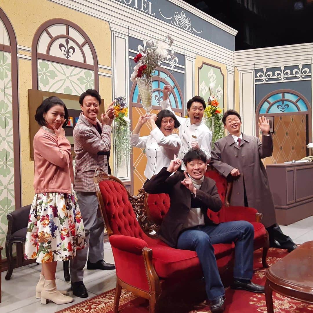 吉本新喜劇のインスタグラム：「今週のなんばグランド花月の新喜劇は すっちー座長週💐 花月ホテルのフロントが舞台です。 いつもの赤カーディガンではなく、 白い服の#すち子 さん。 白すち子で皆さんのご来場お待ちしております🙋‍♀️」