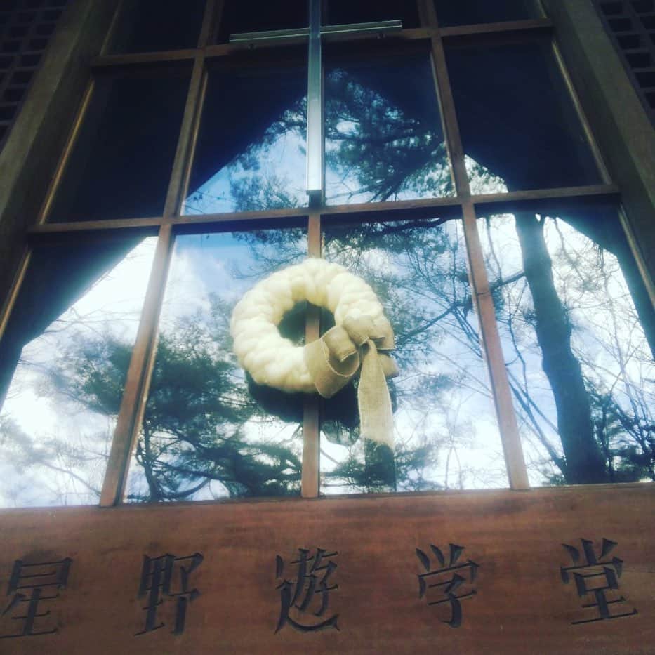 【公式】軽井沢高原教会のインスタグラム：「教会にかかるリースが冬仕様に変わりました。 もう少し我慢が必要な日々が続きそうですが、教会はこれから先もずっとここにあります。 皆様に安心してお越しいただける日が来るまで、いつまでもお待ちしています。  #軽井沢 #軽井沢高原教会 #staysafe #冬支度」