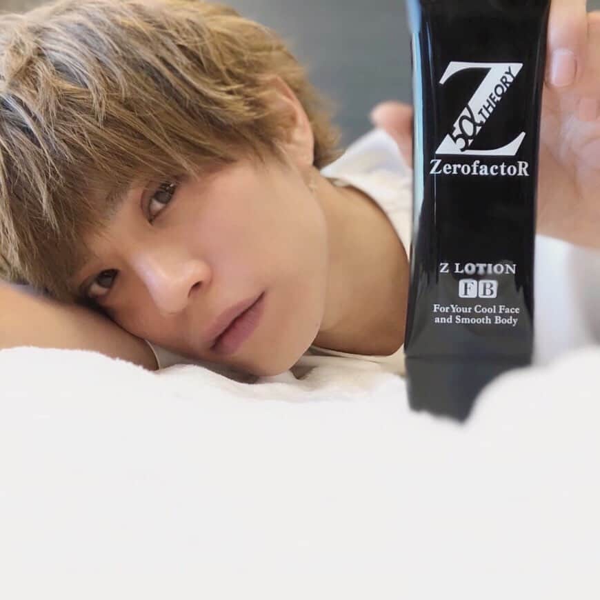 山本裕典のインスタグラム：「新年おめでとう！ みんな元気にしてるかな？  冬真っ只中、外は寒くて大変！ 部屋の中は暖かくしてるけど、 1月は気温も湿度も低いから お風呂上りやヒゲ剃り後とかカサカサしがちだよね。 カサカサ肌だと新年早々テンションが下がっちゃうよ。  そんなわけで、今年の冬のテーマは「保湿の冬」！ 乾燥は汚肌の原因だからこまめにケアしなきゃね。  僕は、このZローションでしっかりとケアしてるよ。 ヒゲ剃り後の顎周りにはもうテッパン！ 気付いた時に手に取って肌にたっぷり なじませるだけで潤う質感がオススメだよ。 ぜひ試してみて！  @zerofactor_  #ゼロファクター #Zローション #ヒゲケア #ヒゲ剃り #ツルスベ肌 #メンズコスメ #メンズスキンケア」