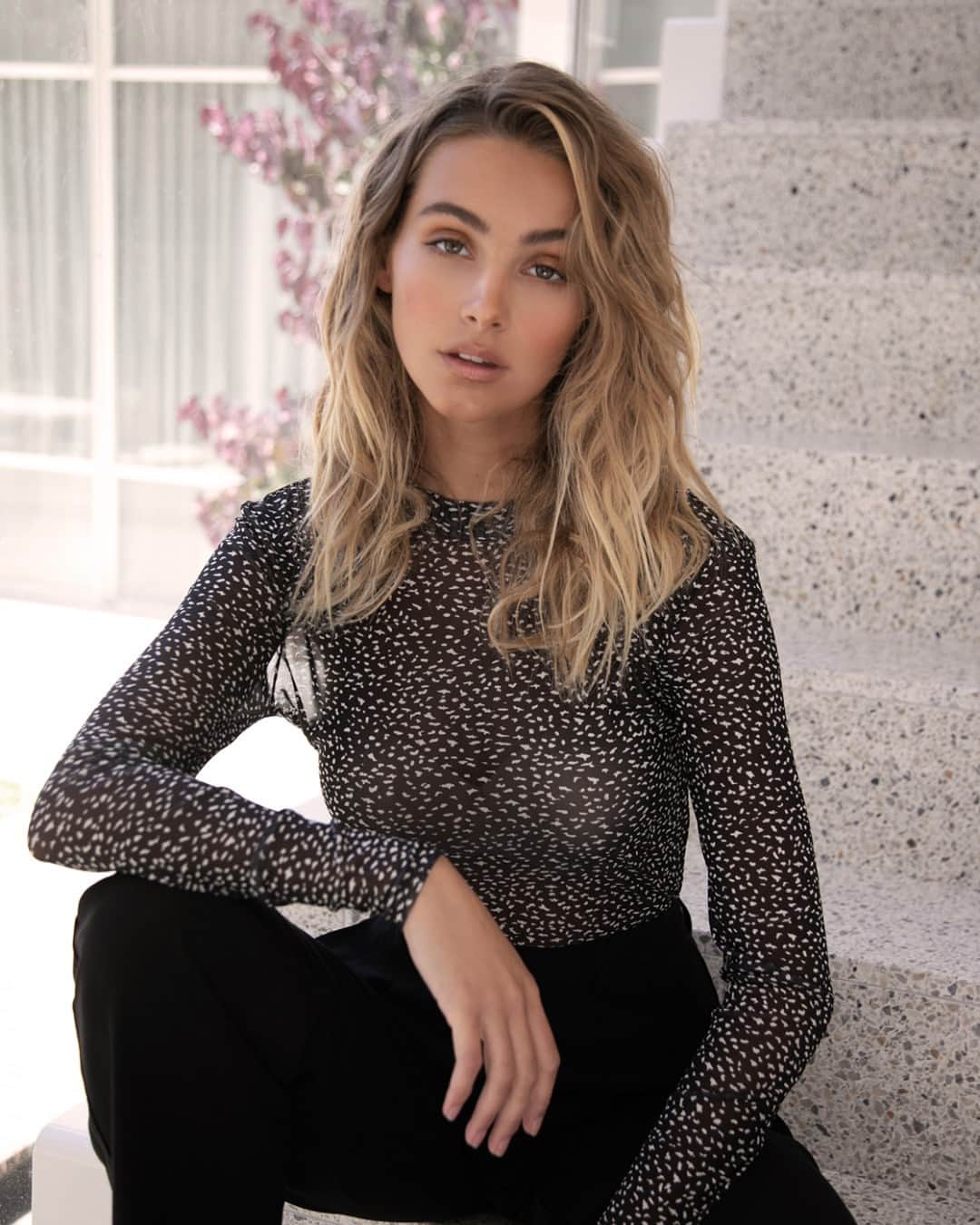 クーカイのインスタグラム：「Nouvelle collection ✨  Optez pour un look glamour et féminin avec le tee-shirt Snow Léopard, subtilement transparent et le pantalon Hortense.  #kookai #newco #nouvellecollection #PE2021」