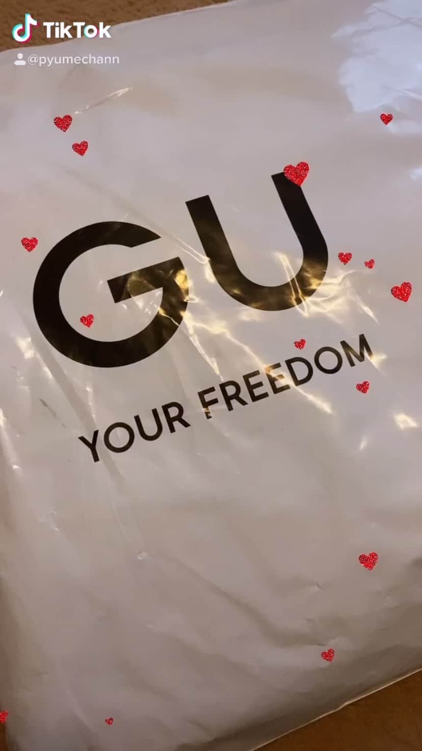 Yumeのインスタグラム：「【GU購入品🤍】  デニムサロペットストレートパンツSD 160cm / Lサイズ  黒とベージュ2色買いしてみた🤔💭🤍  サイズ感としては レディースタイプだから 古着のオーバーオールを想像してると若干違うなって感じ🤣  だからダボダボ感が欲しい場合は もうちょい大きめ買っても◎  綺麗目にジャストサイズで 着たい場合は いつも買ってるサイズがいいと思います☺️  お腹周りはそんなゆったりしてるタイプじゃないから白とかベージュとか着る場合、お腹出てるように見える🥺 からインナーはオーバーサイズ系よりかはタートルとか小さめなスウェット着るのがいいかな！  黒の場合は目立たないからトレーナー着ても大丈夫😋👌✨  安いし、オーバーオール挑戦してみたい！！みたいな子にはめっちゃいい😋💗  古着着る系の子はサイズ感が ん〜って感じだと思います⚠️  参考になりますように🌼 ちょっと全身はまた写真撮ったら載せます🌼  #オーバーオール#GU#ジーユー#サロペット#古着#プチプラ#ファッション#ストレートパンツ #ファッション#ジーユー#ファッション好きな人と繋がりたい#アウター #韓国通販#古着ファッション#セットアップ#バンズ#ベレー帽#17kg#プチプラ通販#スラックス#ジーユーコーデ#服購入#ストリートファッション#エアフォース1」