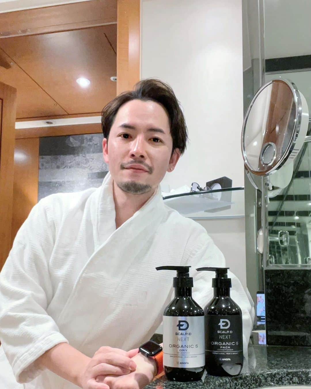 小柳津林太郎のインスタグラム：「なんでバスローブやねん！？というつっこみはさておき...20代の頃はシャンプーの種類とか、頭皮の環境とか気にしていなかったのですが、30代、特に後半に差し掛かって、歯とか髪とか、腸内環境とか、健康を保つために意識する箇所や、活動が増えてきました。  今回はお勧めされたヘアケアのアイテムの紹介です。スカルプdの新シリーズで、頭皮と髪を細部までいたわることができるオーガニックシャンプーです。香りもよくパッケージもお洒落。  ドラッグストアなどではもちろん、 @scalpd_next から購入できますよ。  #スカルプd #スカルプdネクストオーガニック #オーガニックシャンプー #ad #organic #メンズオーガニック #美容男子 #スカルプdネクスト #シャンプー #メンズシャンプー #メンズ ヘア #頭皮ケア #ヘアケア #おうち時間 #長場雄」