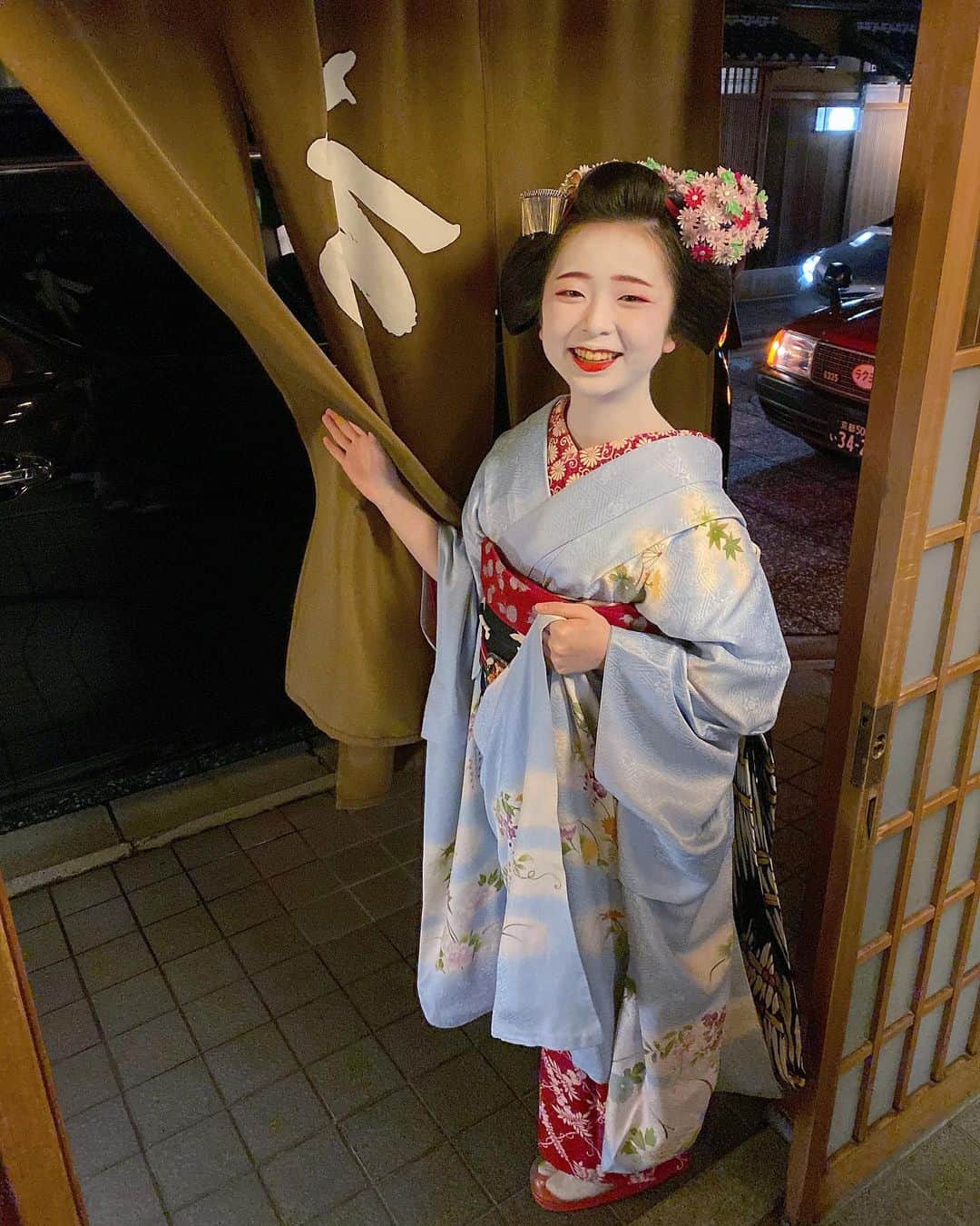 東京DANDYのインスタグラム：「I was leaving an Ochaya (traditional tea house) in Kyoto, and the cheeky Maiko (apprentice Geisha) dropped the noren (curtain) on me. This night out was like a dream I can remember in perfect detail (thank you @outcobain )  As Tokyo heads into another lockdown, I'm going to keep myself sane through these memories in the knowledge that when all this is through, we, alongside nightlife, will be back.   #舞妓 #芸者 #Nightlife #Kyoto #Geisha #Maiko #京都 #lockdown #TBT」
