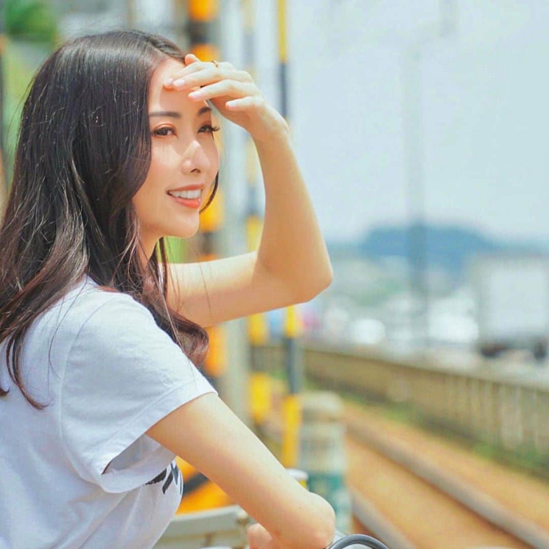 のインスタグラム：「. . スラムダンク映画化おめでとう＆ありがとう👏👏👏  聖地巡礼のYouTube撮るくらい大好きな作品❤️❤️ これは鎌倉高校前の踏切で撮った写真！ わかる人にはわかるよね？🤣 連載してたのは生まれる前だけど スポーツ漫画と言ったら私の原点はスラダンです🏀 血迷って中学バスケ部に入っちゃったのもそのせい！笑 (すぐやめた)(しかもバスケ中顔面骨折した)  もーまたあの作品を現代の技術で観れると思うと胸熱すぎるし キャストが気になってしょうがないです。 生きる楽しみ増えたーーーー幸せ✨✨ . #スラムダンク#スラダン#slamdunk#アニメ#漫画#anime#manga」