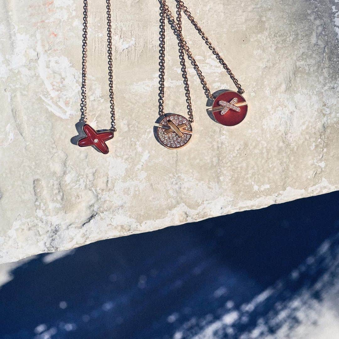 Chaumetさんのインスタグラム写真 - (ChaumetInstagram)「Set in pink gold, intense red carnelian illuminates the Maison’s new Jeux de Liens creations. Precious and timeless lucky charms that celebrate the bonds that unite us with those we love. #Chaumet #StoriesofLiens #ChaumetLiens #JeuxdeLiens」1月7日 18時23分 - chaumetofficial