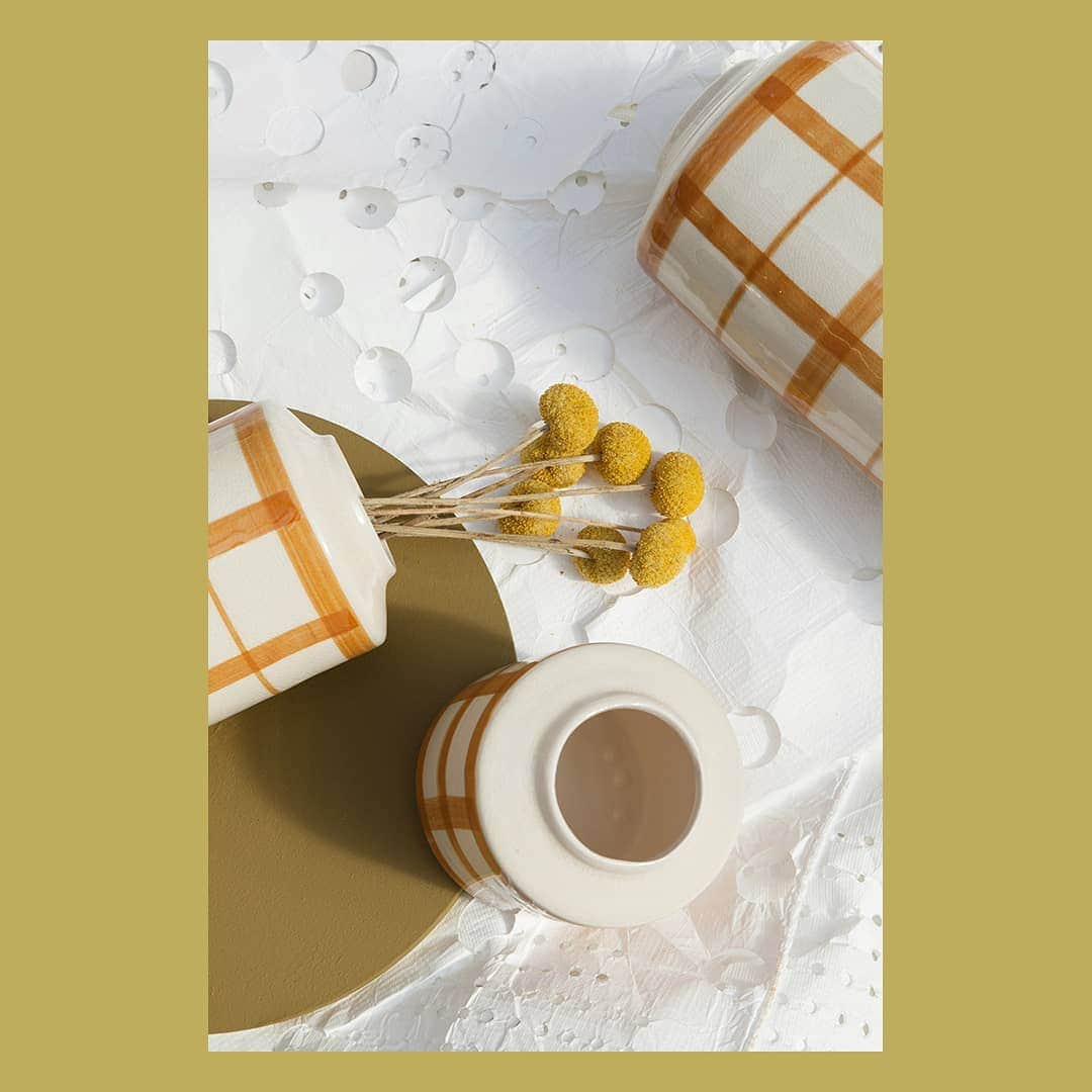 ベンシモンのインスタグラム：「Interior dreaming 💭   Nos nouveaux vases High Line en céramique existent en 3 tailles et 2 couleurs à mixer à l’infini pour mettre un peu de ✨ dans vos intérieurs 💐  #bensimon #mode #deco #design #interiordesign #interiordecorating #decoration #home」