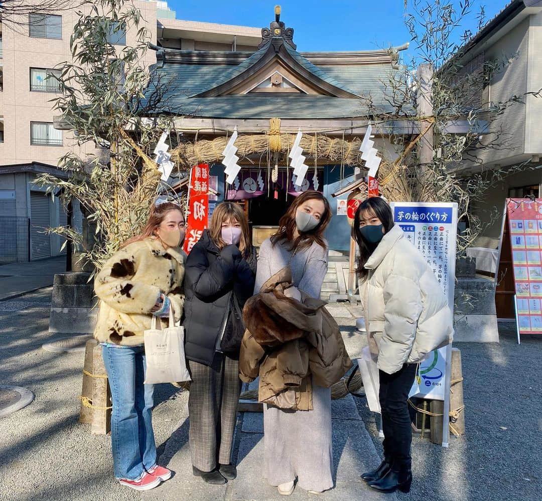 難波礼華のインスタグラム：「今年もasobilife御祈祷してきたよ⛩ いつもみんなで行ってるけど今年は店長達だけで🥺🙏 大変な時期がまだまだ続くけど おみくじ大吉だったし今年もがんばろ❤️ @homeharajuku @l_by_home @homefukuoka @homeshichirigahama  2021年もよろしくお願いします❤️」
