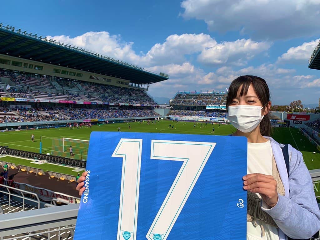 上杉あずさのインスタグラム：「1️⃣7️⃣の日💙💗 #17の誇りを胸に   #サガン鳥栖 #感謝 #坂田道孝 さん #鳥栖フューチャーズ   #sagantosu #sagantino #jleague #j1 #soccer #football #tosu #saga #kyushu #seventeen #17 #💗 #💙」