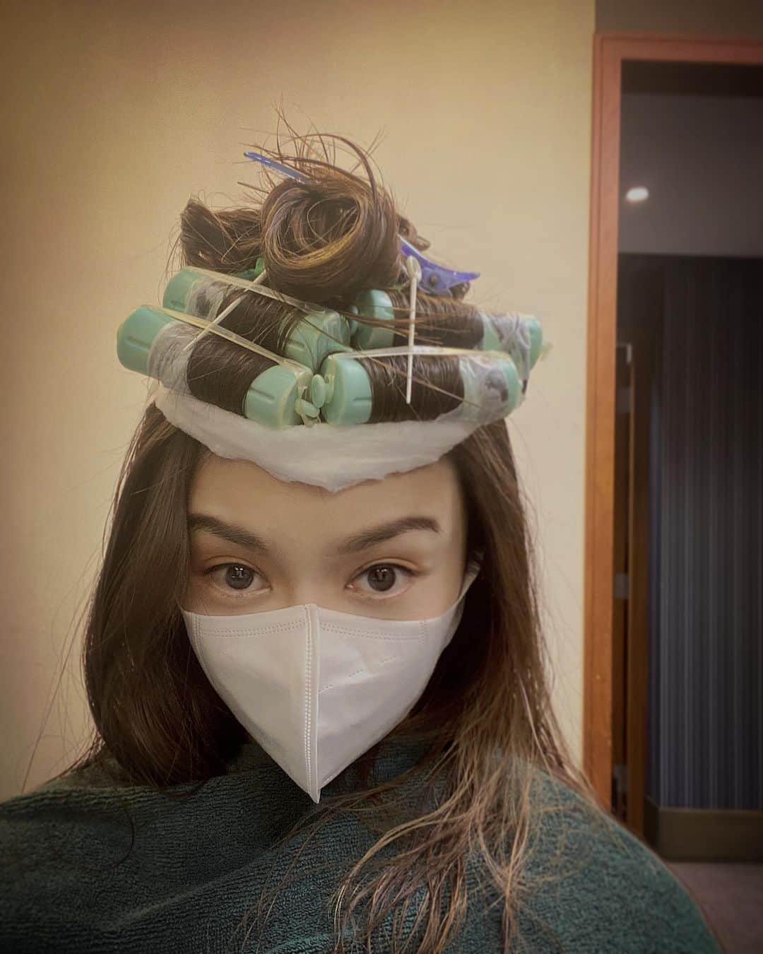 フィオナ・シットのインスタグラム：「我為什麼會覺得這個髮型有點好看☁️」