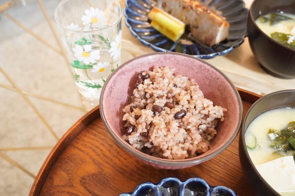 maari watanabe(まありん)さんのインスタグラム写真 - (maari watanabe(まありん)Instagram)「.*⑅︎୨୧┈︎┈︎┈︎┈︎┈︎┈︎┈┈︎┈︎┈︎┈︎┈︎୨୧⑅︎* .  酵素玄米が1日で炊ける炊飯器をゲットしました。 通常だと、玄米を何日か寝かせて作る酵素玄米が、2時間程度で作れる優れもの。 ㅤㅤㅤㅤㅤㅤㅤㅤㅤㅤㅤㅤㅤ 通常の玄米よりもっちもち💕 なにより、栄養価が高く腸内環境を整えてくれるそうです。  ってことで最近は酵素玄米生活。 とはいえ白米派なので、 たまに炊いたり炊かなかったり、少しずつ続けてみます☺️ ㅤㅤㅤㅤㅤㅤㅤㅤㅤㅤㅤㅤㅤ 写真は、 ぶりの照り焼き お豆腐とわかめのお味噌汁  最近、醤油麹を作ったので料理に加えて美味しく頂いてます。  2021年は発酵食品をもっと学びたいなぁ✨腸活💪 .*⑅︎୨୧┈︎┈︎┈︎┈︎┈︎┈︎┈┈︎┈︎┈︎┈︎┈︎୨୧⑅︎* .  #酵素玄米labo  #酵素玄米 #ぶりの照り焼き  #玄米 #ダイエットメニュー  #ダイエット料理  #ヘルシーレシピ  #低糖質レシピ  #醤油麹 #発酵食品  #まあレシピ #ふるさと納税返礼品 #腸活」1月7日 18時29分 - manyo_wt