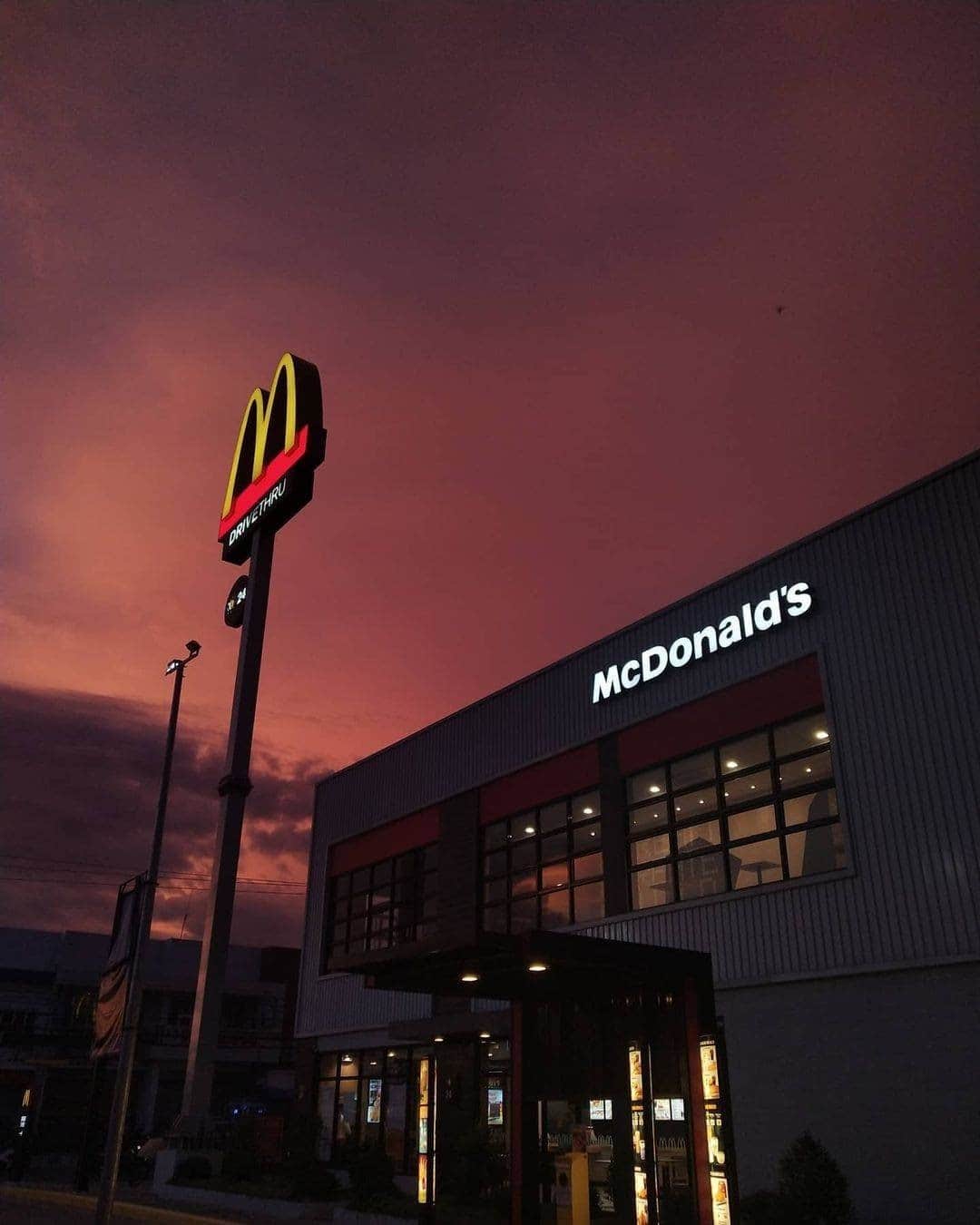McDonald's Philippinesのインスタグラム：「We always keep it #MSAFE so head to your go-to McDo store for a filling dinner! 🍚🍗 What’s your McDo fave? 😉   Photo by: @sandovalinka from Instagram」