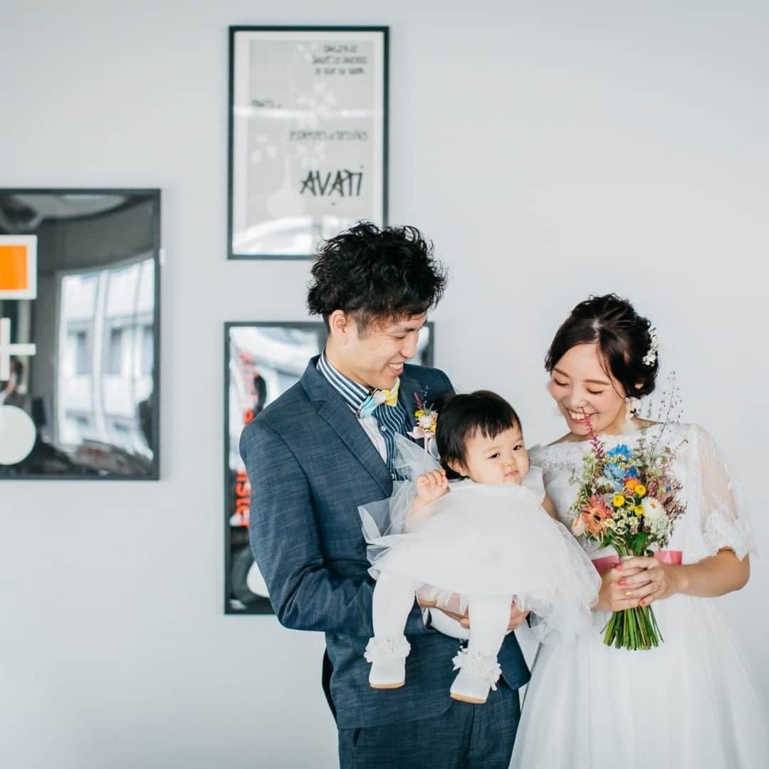 Wedding Park 公式のインスタグラム：「💐WEEKLY PICK UP ハナレポ💐  こんばんは！ ウエディングパークのハナレポ編集部です💁‍♀️  今週のピックアップは、 @renaaan13さまのハナレポ👰  マタニティウエディングとなったため 最終フィッティングで変更したというウエディングドレスも オリジナルのリボンアレンジで可愛らしく♡  『Let’s!』というコンセプトテーマの披露宴も なんと演出は完全オリジナル！ 新郎新婦によるワークショップを開催したりと 楽しい時間が過ごせたとのこと♡  💒この結婚式場を詳しく GARB LEAVES（福岡県）  💍この結婚式についてもっと詳しく ▼@renaaan13さまのハナレポ♡ https://www.weddingpark.net/hanarepo/8701/  ーーーーーー #ベストハナレポ にエントリーしよう👑  @weddingpark をフォロー ＋#ベストハナレポ をつけて 投稿してください♡  ベストハナレポに選ばれた花嫁さまは 月末に表彰投稿をさせていただいています♩  たくさんのご参加お待ちしています！  ーーーーーー #プレ花嫁 #式場探し #2020婚 #2021婚 #2020冬婚 #2021春婚 #ちーむ2020 #日本中のプレ花嫁さんと繋がりたい #結婚式 #結婚式準備 #結婚準備 #プロポーズ #ウエパ #ウエディングパーク #ハナレポ ーーーーーー」
