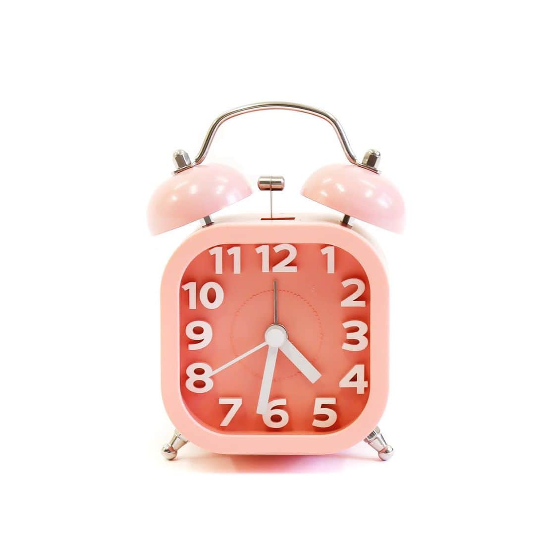 ASOKO ZAKKA STOREさんのインスタグラム写真 - (ASOKO ZAKKA STOREInstagram)「=インテリアアイテム=﻿ ﻿ ASOKOではインテリアに馴染みやすい﻿ お洒落な置き時計をご用意しております✨﻿ ﻿ ﻿ 赤とピンクの置き時計はちょっとお部屋に﻿ アクセントを足したい時にぴったり！﻿ ﻿ 家具などであまりない色なので赤とピンクが好きな方には﻿ 見逃せないアイテムですね💕﻿ ﻿ ﻿ ﻿ ■昔ながらの目覚まし時計　税込1100円﻿ ■置き型目覚まし時計　税込770円﻿ ﻿ ﻿ ﻿ 画像をタップで商品ページに飛べます✈️﻿ ﻿ ﻿ ××××××××××××××××××××××××××××﻿ ﻿ 店舗により在庫・品揃えが異なります。﻿ お問い合わせは各店舗までお願いいたします。﻿ なお、取り寄せ・取り置きは行なっておりませんのでご了承くださいませ。﻿ ﻿ ×××××××××××××××××××××××××××﻿ ﻿ #ASOKO﻿ #時計﻿ #置き時計﻿ #置時計﻿ #clock﻿ #目覚まし時計﻿ #アナログ時計﻿ #インテリア﻿ #インテリア雑貨﻿ #カラーアイテム﻿ #赤色﻿ #ピンク色﻿ #雑貨﻿ #レトロ﻿ #⏰」1月7日 18時31分 - asokojpn