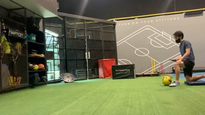 チャナティプ・ソングラシンのインスタグラム：「Thank you @SportTechProTH for taking care of my condition 😳 during my stay in Thailand. 🔥 #SportTechProTh one of the most advance Performance Center with high Technology and Knowledgein Thailand 🙏  @sutee_hanui ❤  @mizunothailand @ari_football」