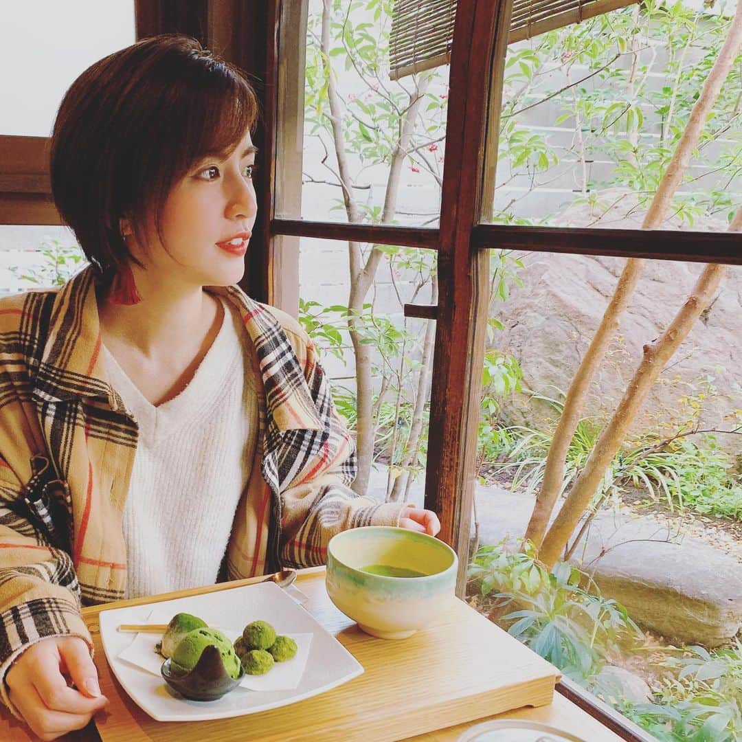 浜田真衣のインスタグラム：「この冬、ほうじ茶ラテに魅了されて その流れで抹茶にもハマった😊！！  抹茶のスノーボール⛄ 抹茶のお餅🍴 抹茶アイス🍨  なんでこんなに美味しいの！ねぇ🍵  #和 #正月 #happynewyear  #cafe #japanesesweets #抹茶スイーツ #浜田真衣 #monaカフェ #instagood  #instalike #instafashion #instapic #japanese #japan」