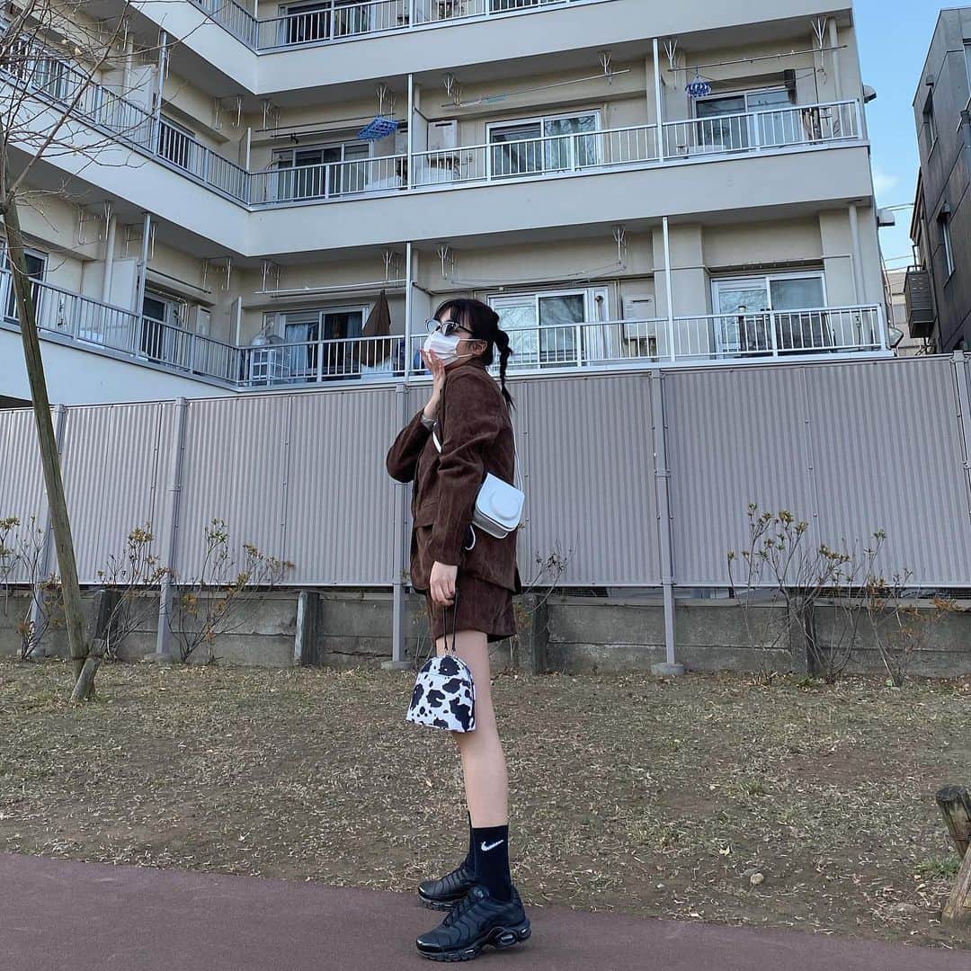 河崎みーなのインスタグラム：「最近チェキにハマってる~📷  今日のコーデお気に入り🐄セットアップは　@holidayandholiday_official のだよ🤎(脚ﾒﾁｬ寒カタヨ) . .」