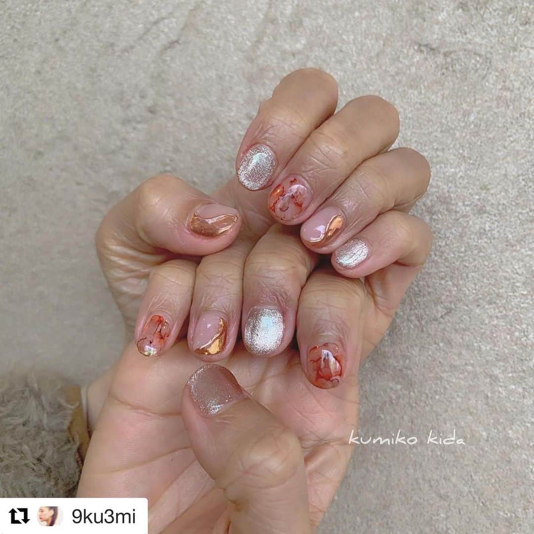仁藤みさきのインスタグラム：「この辺の色であとはお任せしたら こんな可愛くしてくれた✨ センスの神  #nails #ネイル #マグネットネイル  #ミラーネイル」